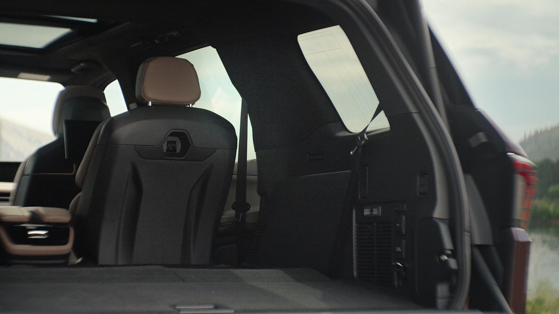 Un passager profite du confort de la troisième rangée d’un VUS Lincoln Navigator® 2027