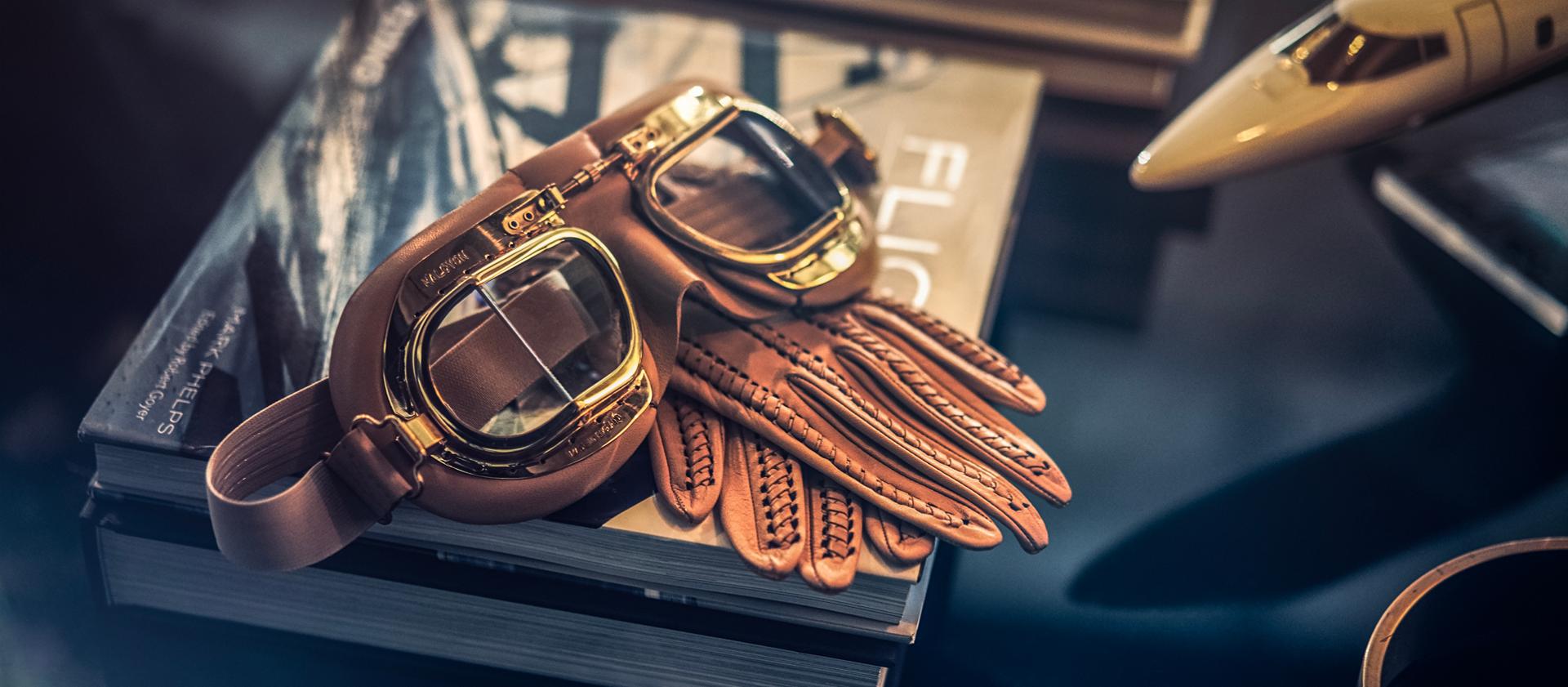 Les lunettes et les gants en cuir évoquent l’inspiration de la thématique Flight