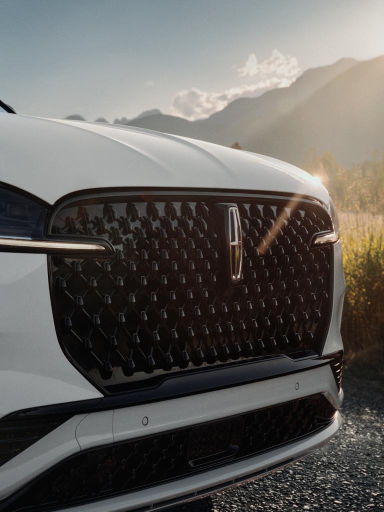 Les phares à feux de route automatiques d’un Lincoln Aviator 2026 sont allumées