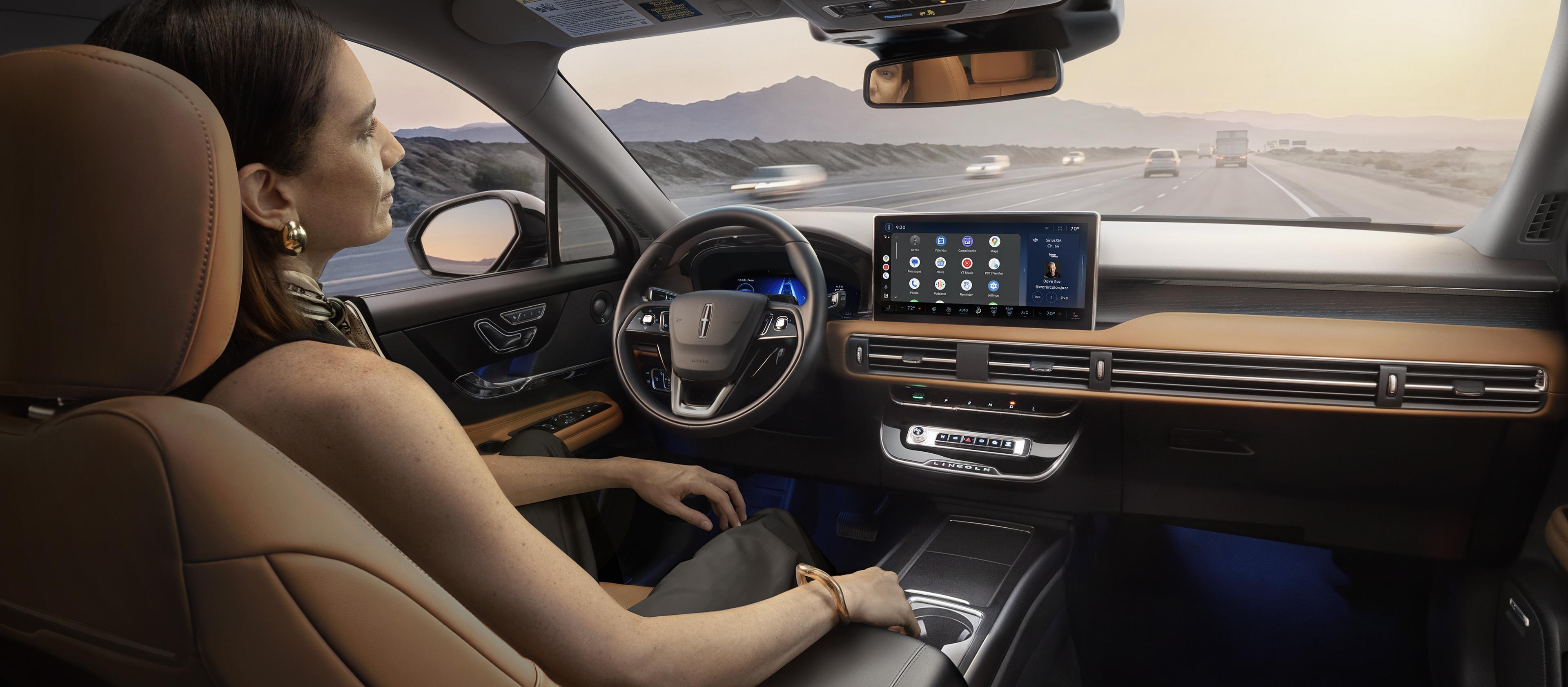 Le conducteur d'un Lincoln Corsair hybride 2027 utilise la technologie mains libres Lincoln BlueCruise.