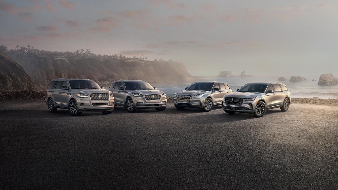 Les Lincoln Navigator, Aviator, Nautilus et Corsair alignés face à un panorama côtier spectaculaire.