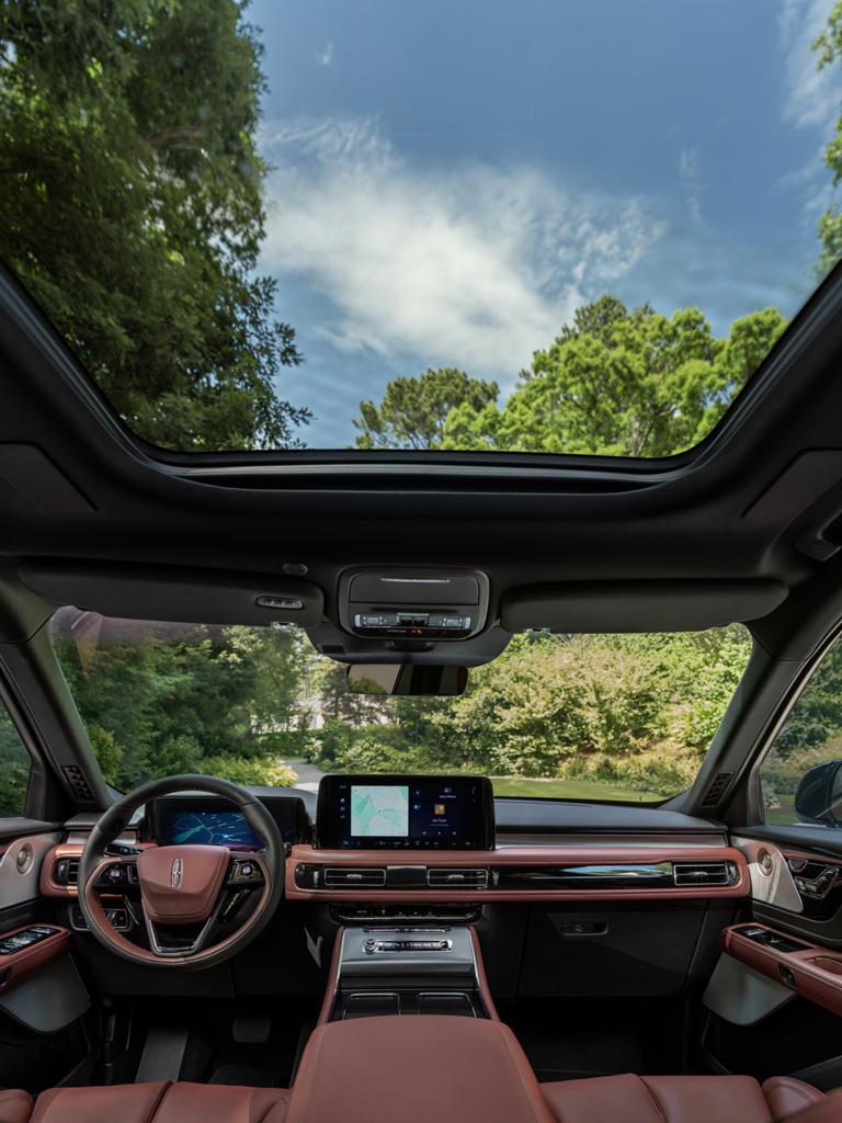 L’intérieur d’un Lincoln Aviator 2026 avec le toit panoramique Vista
