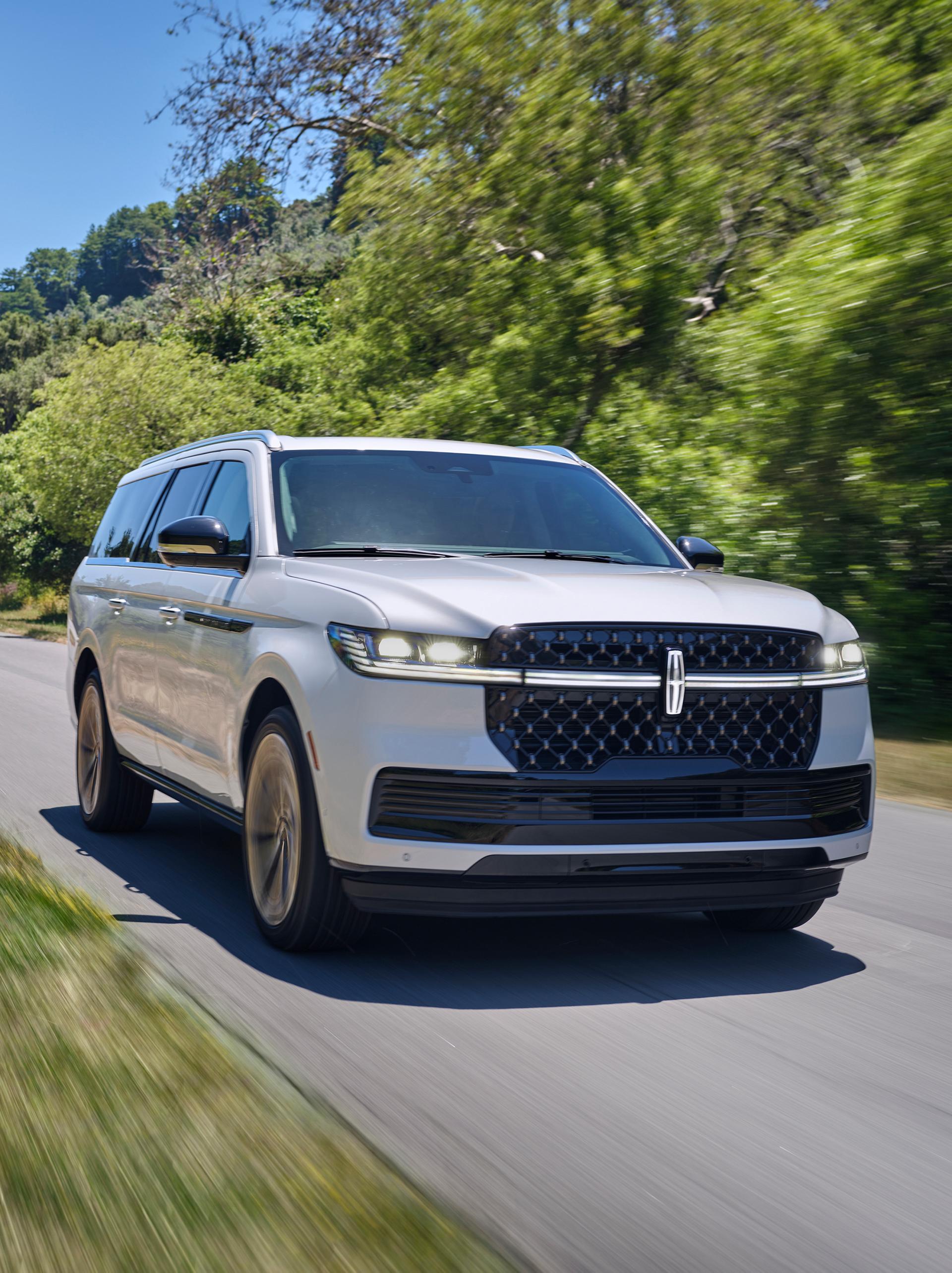 Un VUS Lincoln Navigator® 2026 circulant sur une route de campagne