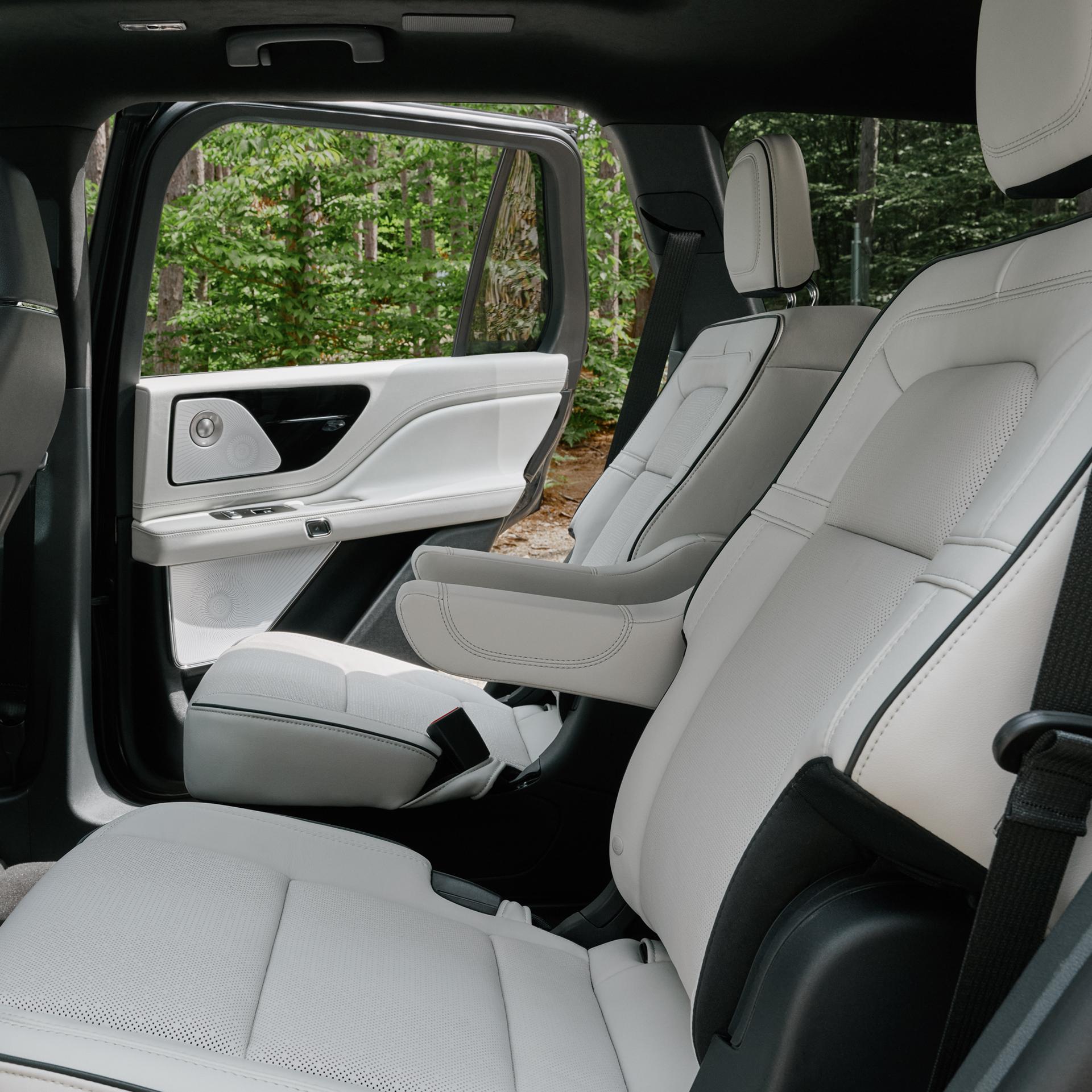 La deuxième rangée d’un Lincoln Aviator® Black Label™ 2027 dans la thématique intérieure Moonbeam