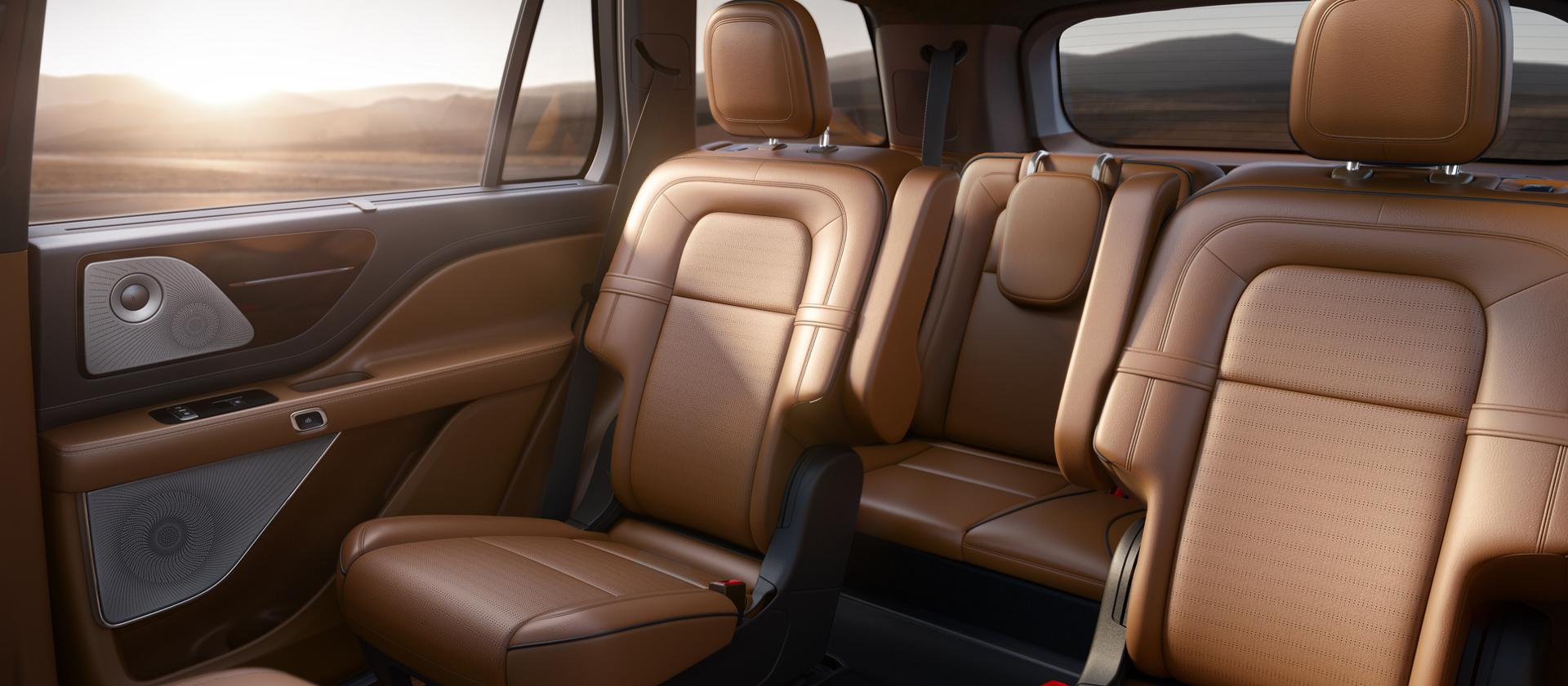 Les somptueux sièges de deuxième rangée garnis de cuir d’un Lincoln Aviator® Black Label®