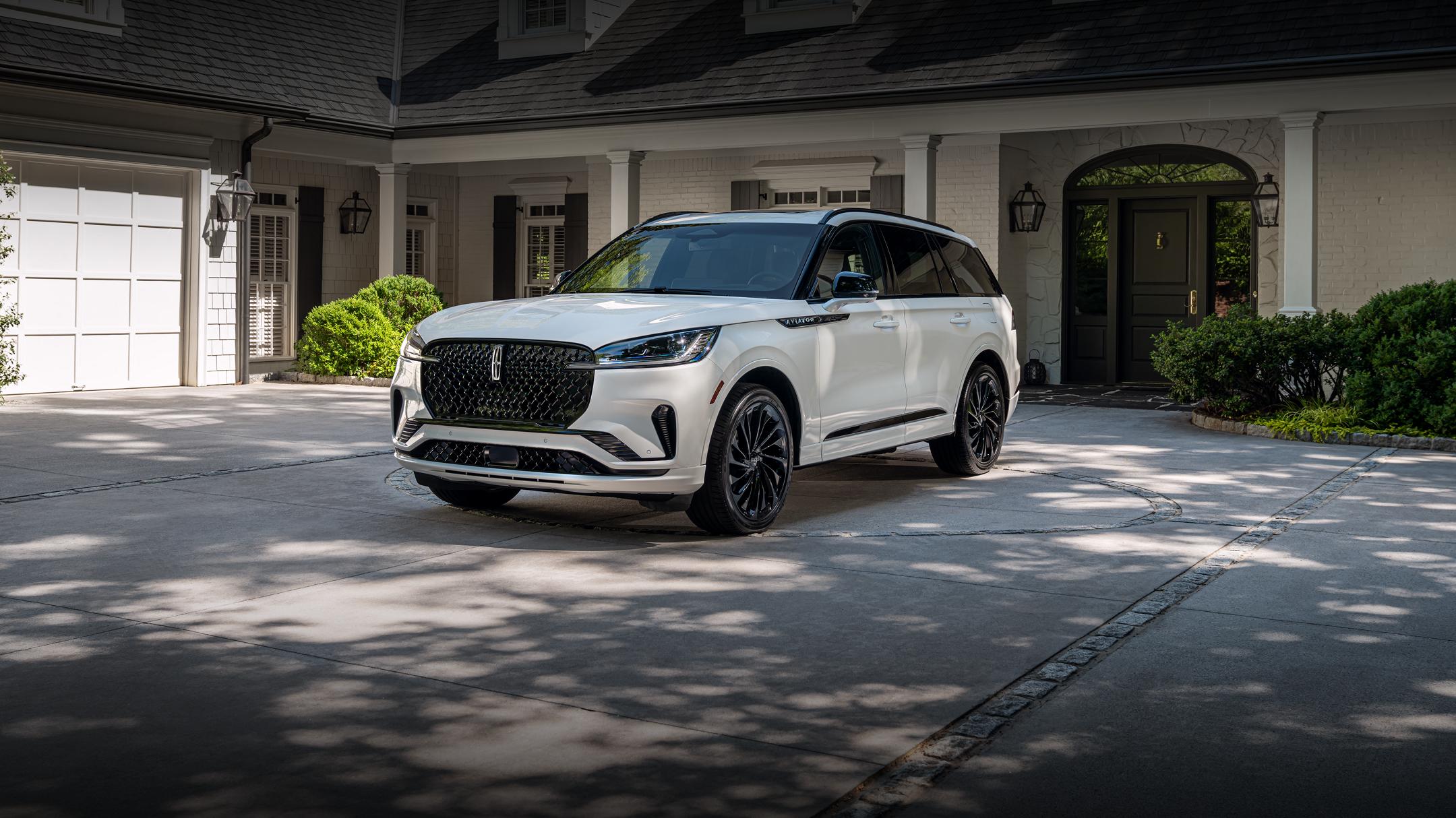 Un VUS Lincoln Aviator 2026 stationné dans une allée