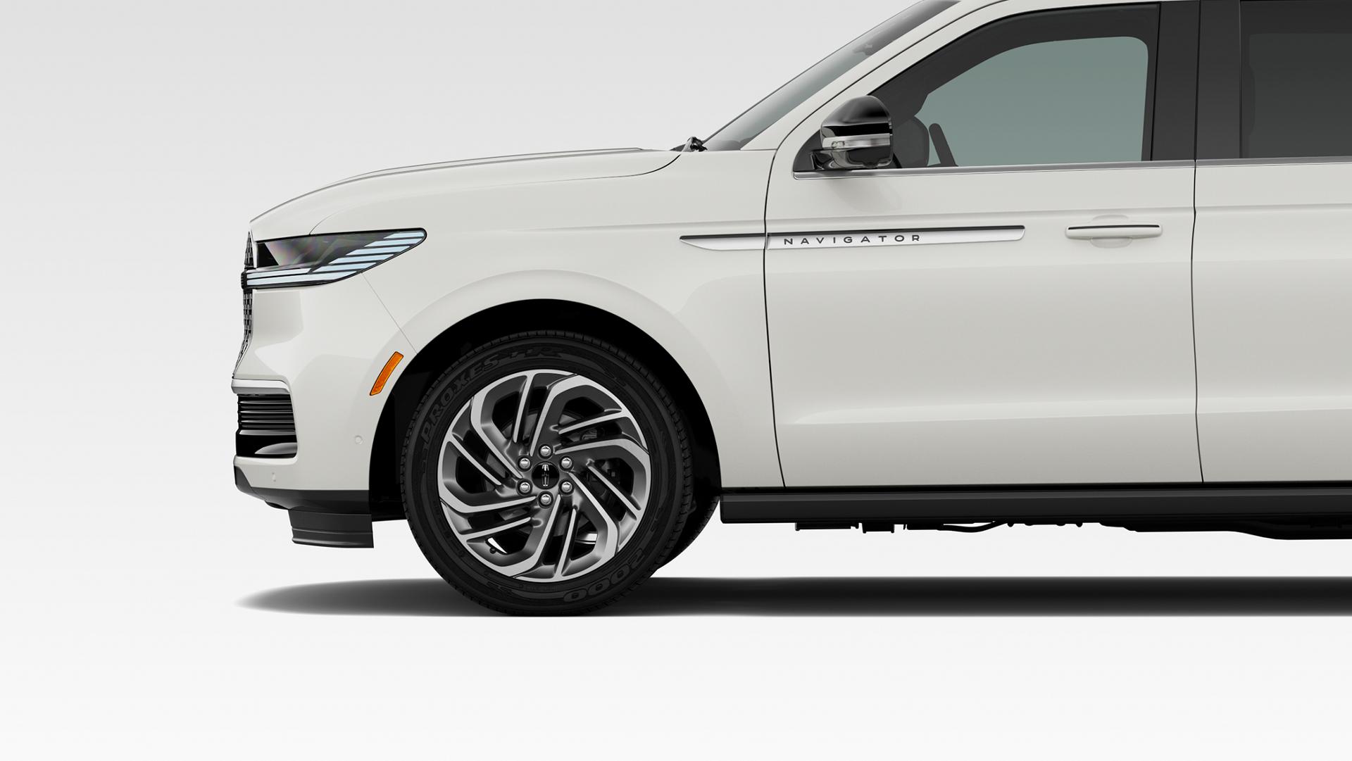 La jante de 22 po en aluminium peint de couleur foncée ternie avec fini usiné brillant sur un VUS Lincoln Navigator® 2027