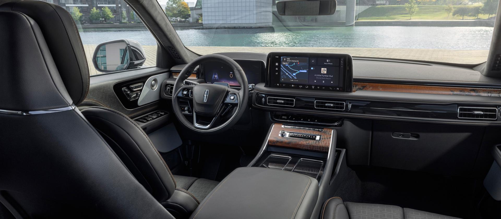 Détails élégants du tableau de bord d’un Lincoln Aviator® Black Label® 2027