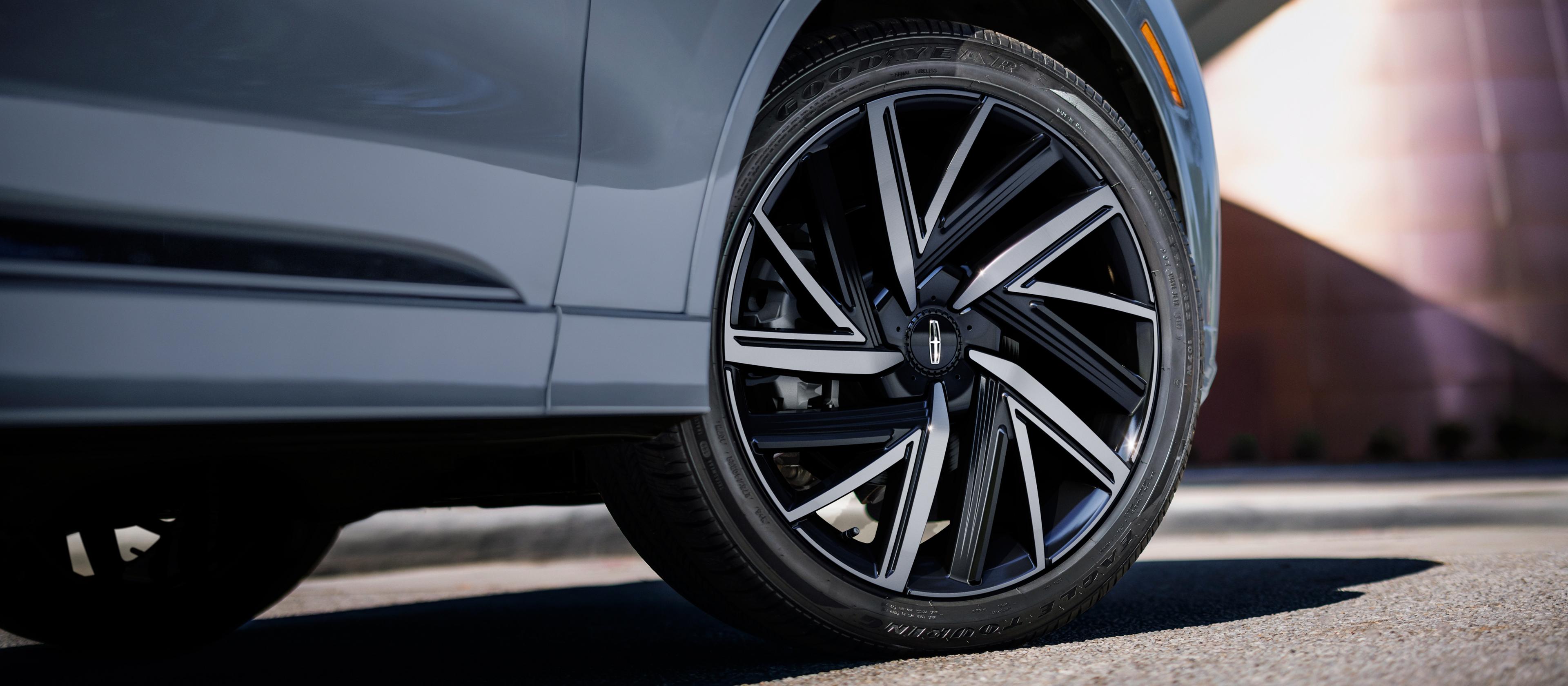 Les jantes en aluminium usiné brillant de 22 po avec évidements peints de couleur ébène sont présentées sur un modèle Lincoln Black Label Aviator® 2026.