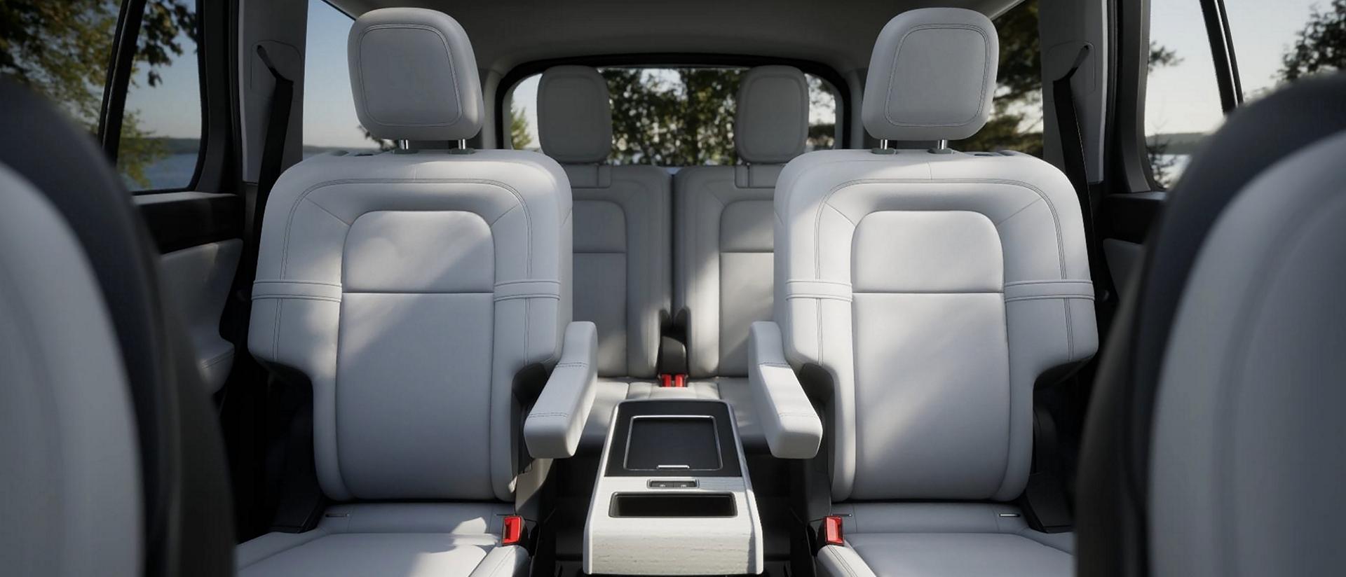 La deuxième rangée d’un Lincoln Aviator® 2026 en configuration avec fauteuils Capitaine