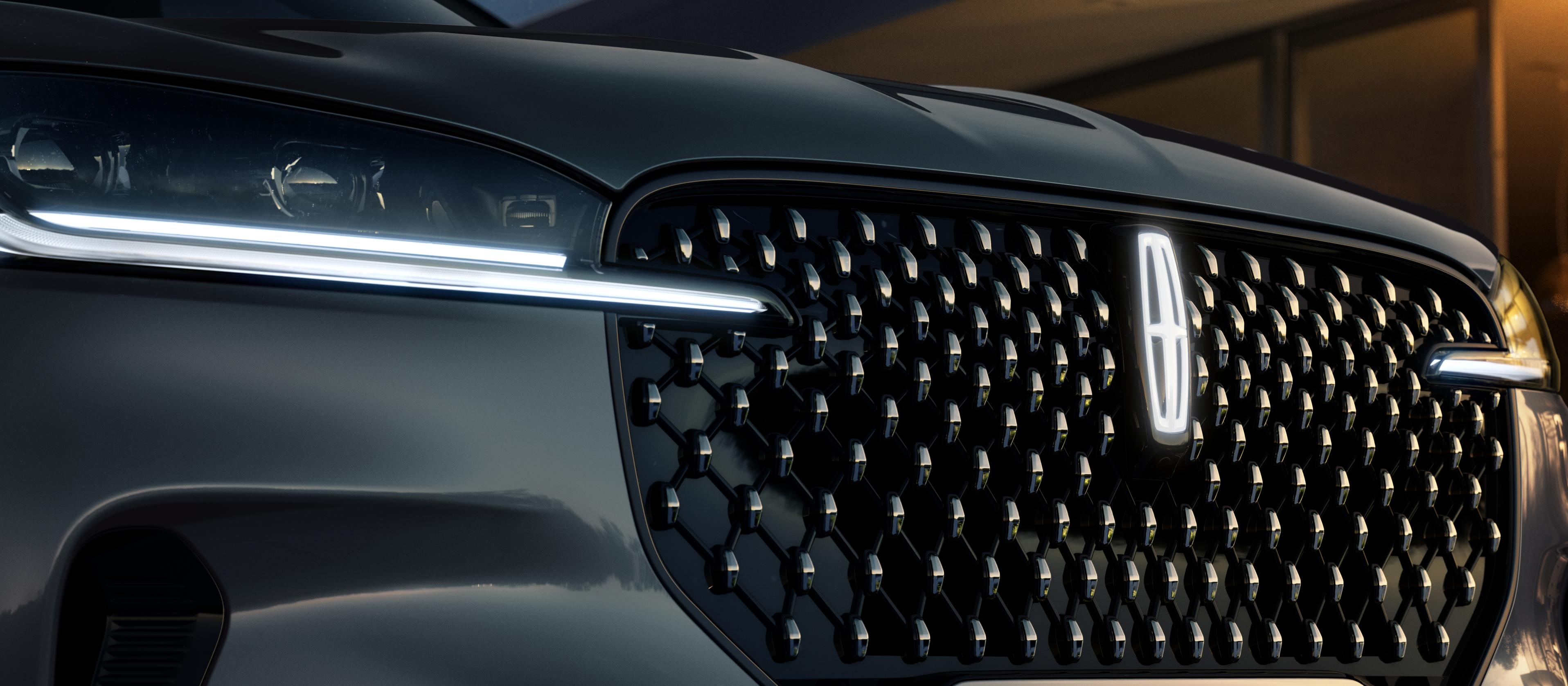 La calandre du VUS Lincoln Black Label Aviator® 2026 avec le logo lumineux Lincoln Star au centre