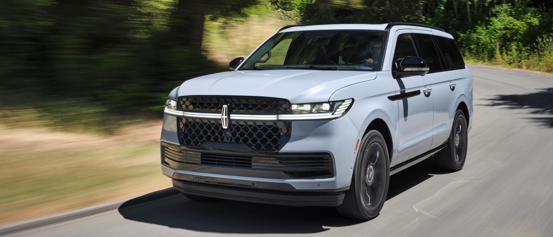 Un VUS Lincoln Navigator® 2026 circulant sur une route de campagne
