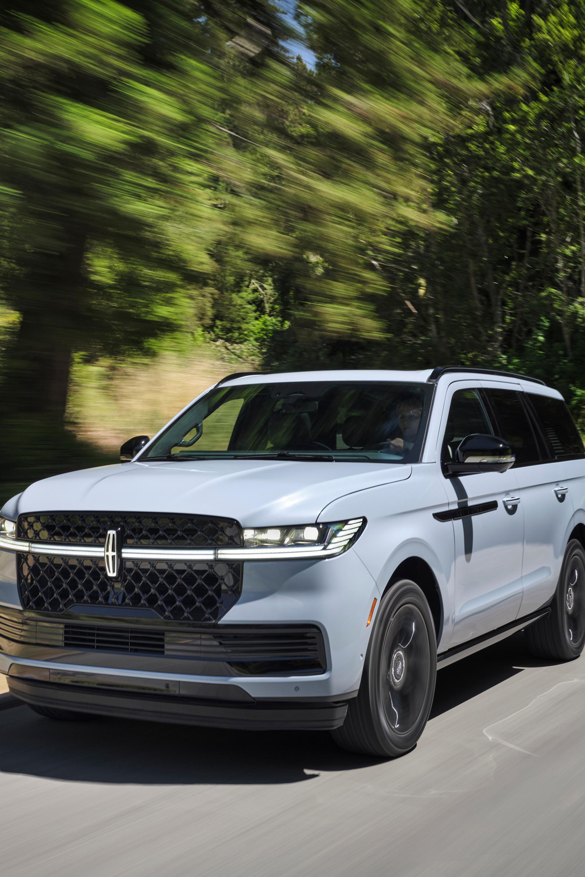 Un VUS Lincoln Navigator® 2026 circulant sur une route de campagne