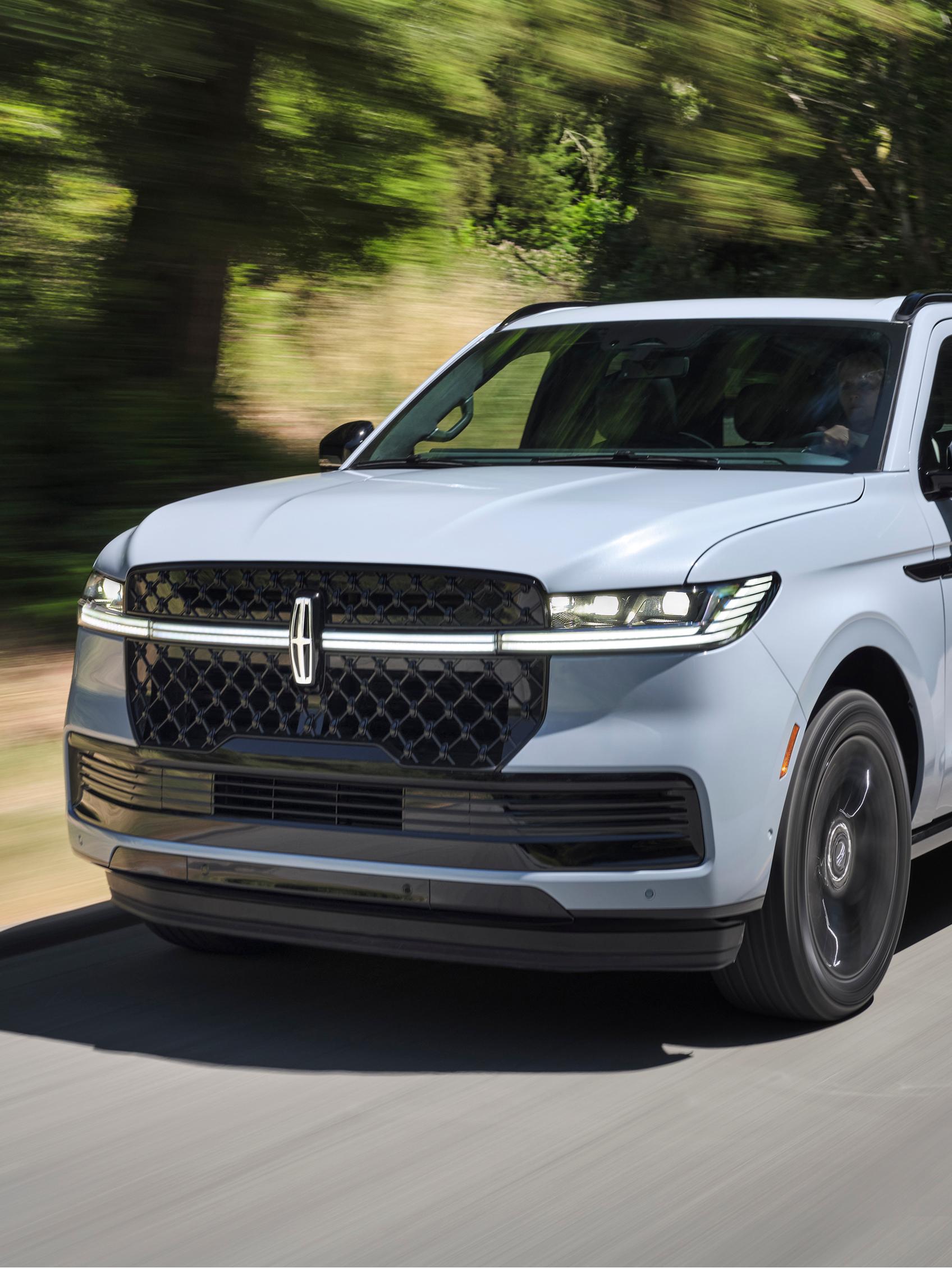 Un VUS Lincoln Navigator® 2026 circulant sur une route de campagne