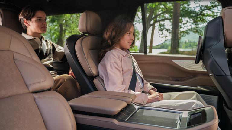 Les enfants occupent en toute sécurité la deuxième et la troisième rangée d’un VUS Lincoln Navigator® 2027