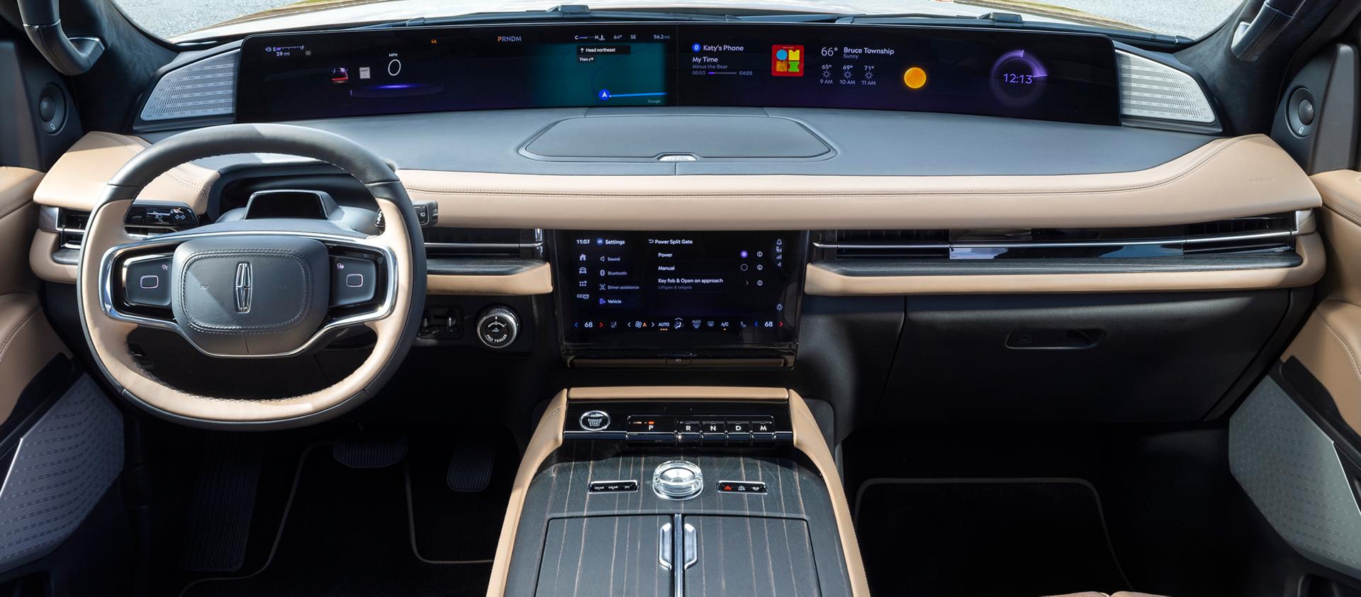 L'intérieur du VUS Lincoln Black Label Navigator® 2026 est doté d'un écran panoramique spectaculaire