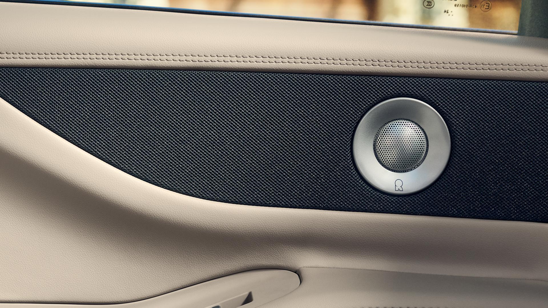 Un haut-parleur est montré sur la porte arrière latérale d’un VUS Lincoln Navigator® 2027