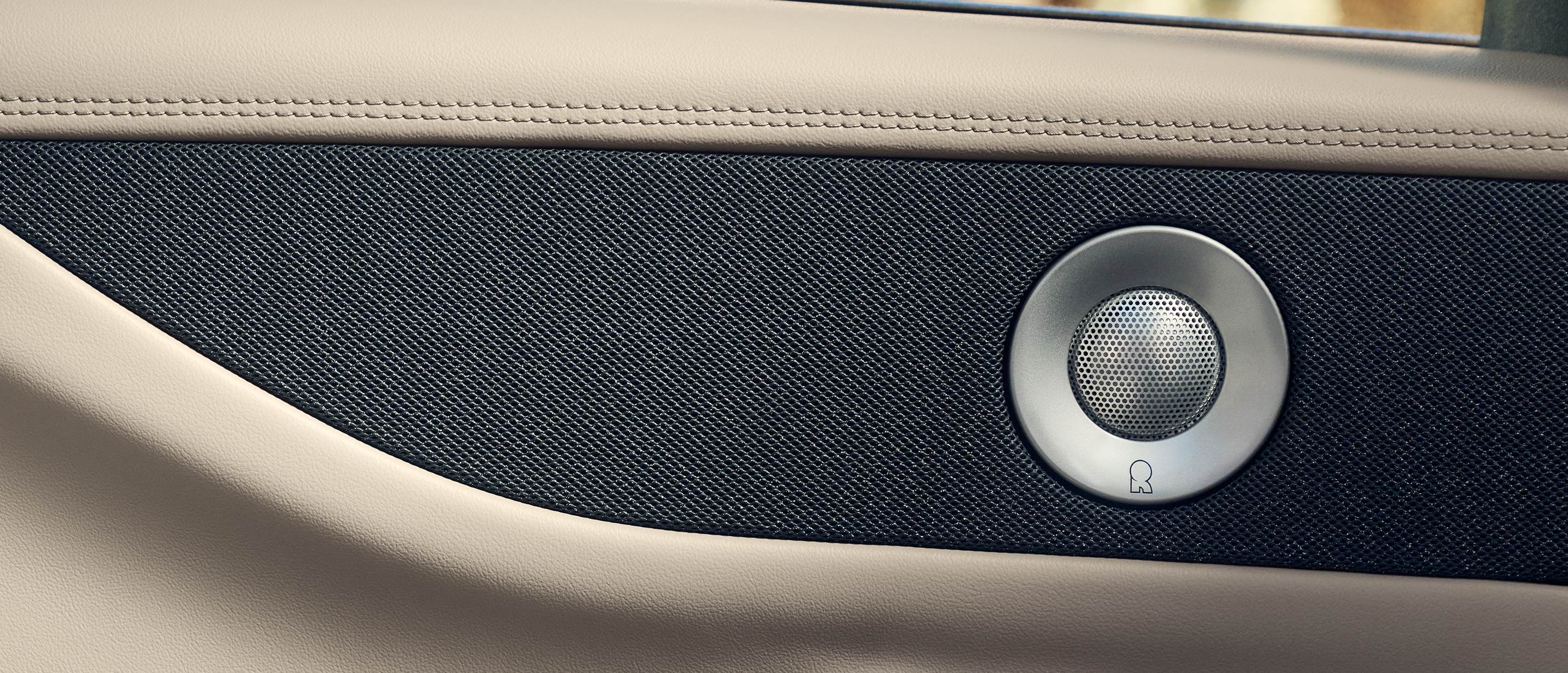 La portière arrière côté passager d’un VUS Lincoln Navigator® 2027 avec haut-parleur intégré