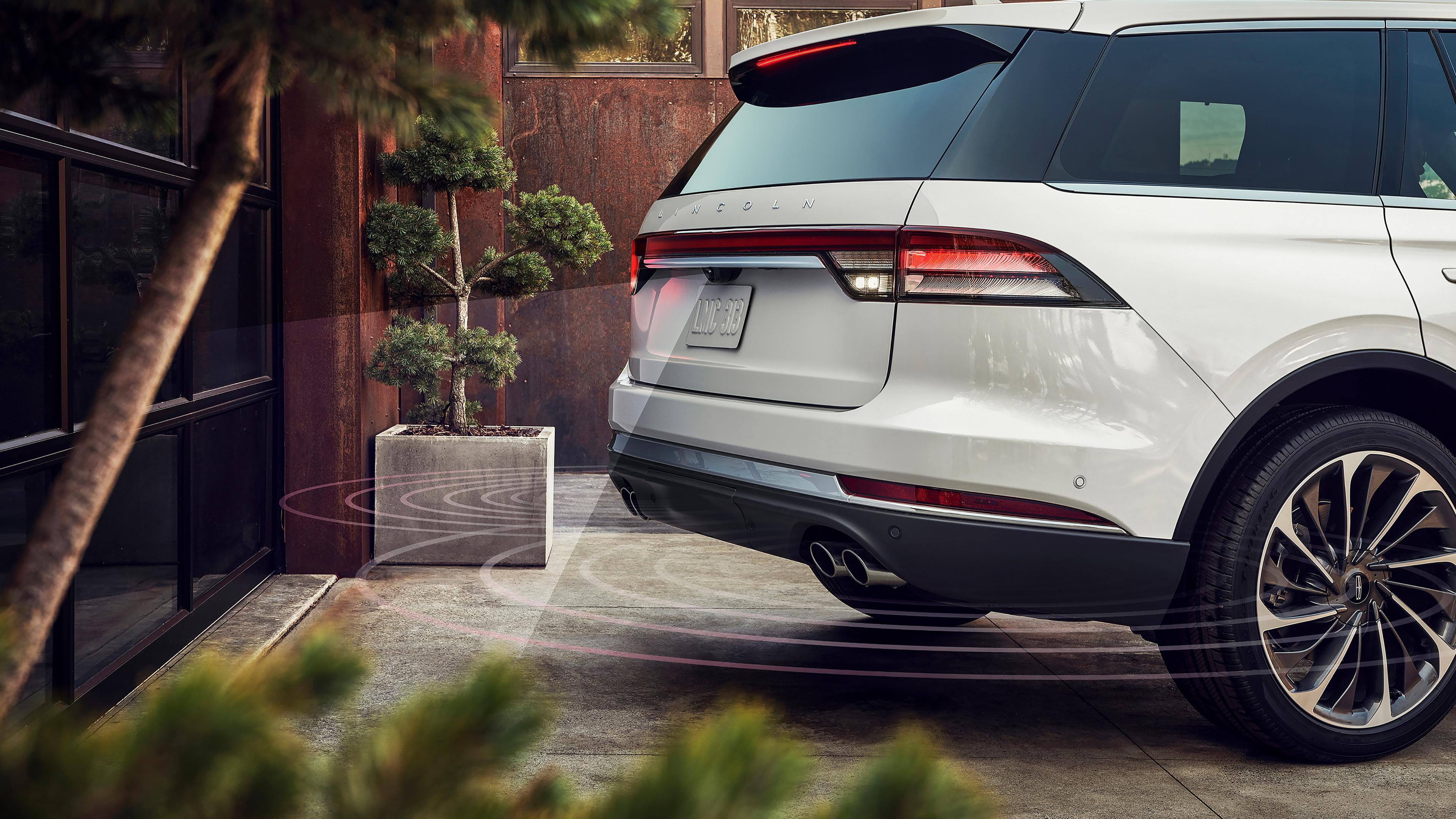 Un Lincoln Aviator® 2027 recule vers un garage
