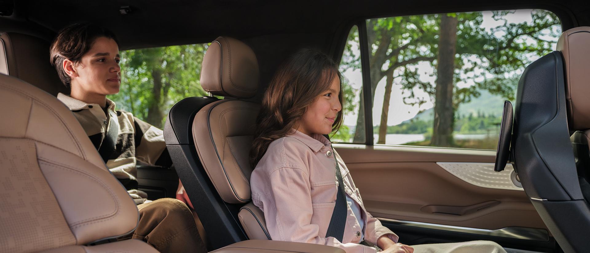 Deux enfants sont confortablement assis dans la deuxième et la troisième rangée d’un Lincoln Black Label Navigator® 2026