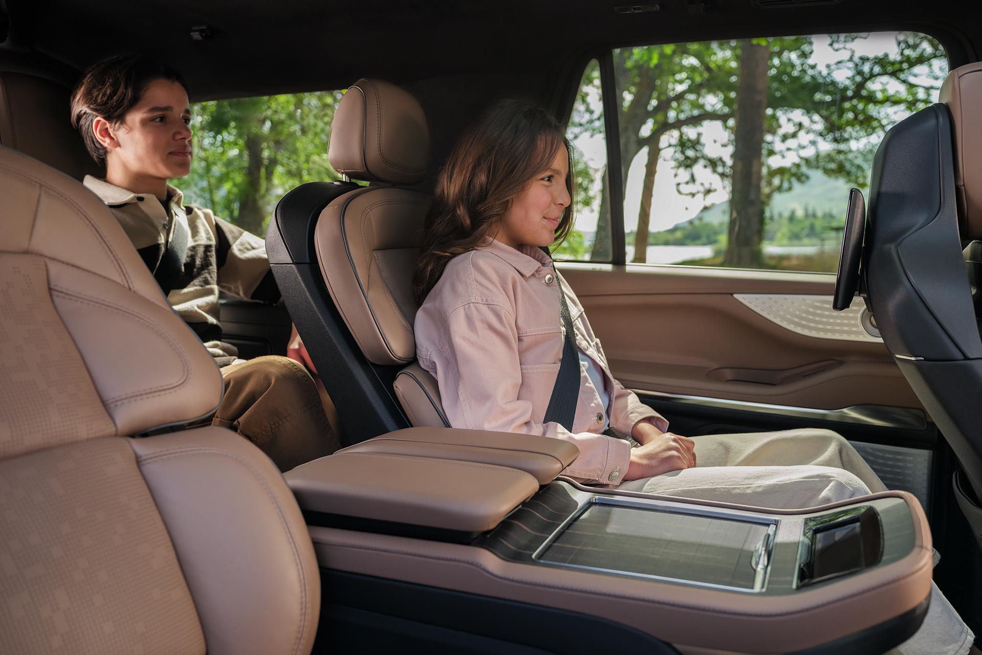 Deux enfants sont confortablement assis dans la deuxième et la troisième rangée d’un Lincoln Black Label Navigator® 2026