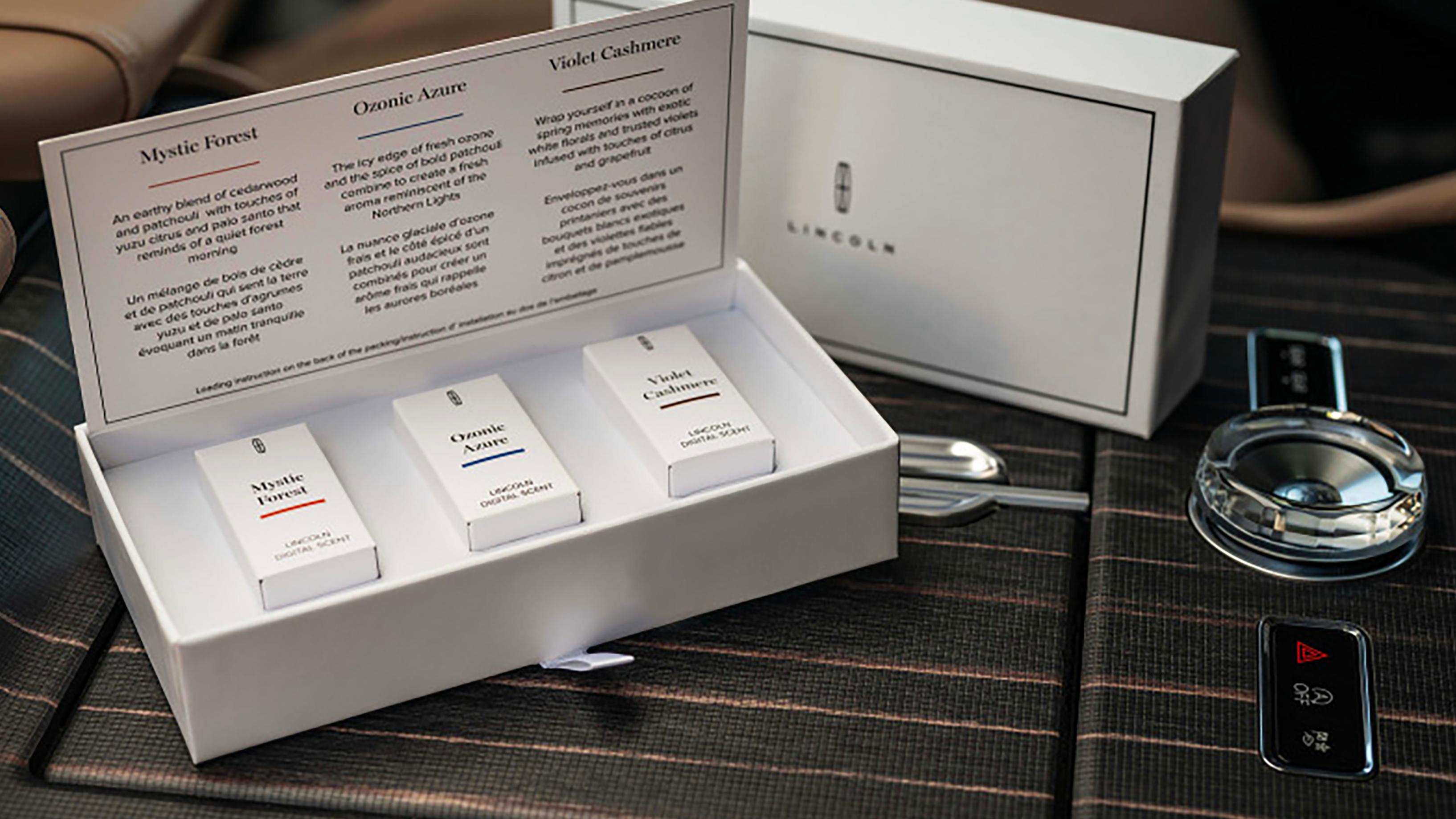 Les cartouches de parfum numérique Lincoln reposent sur la console centrale d’un VUS Lincoln.