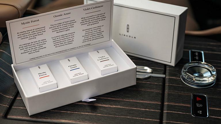 Les cartouches de parfum numérique Lincoln reposent sur la console centrale d’un VUS Lincoln.