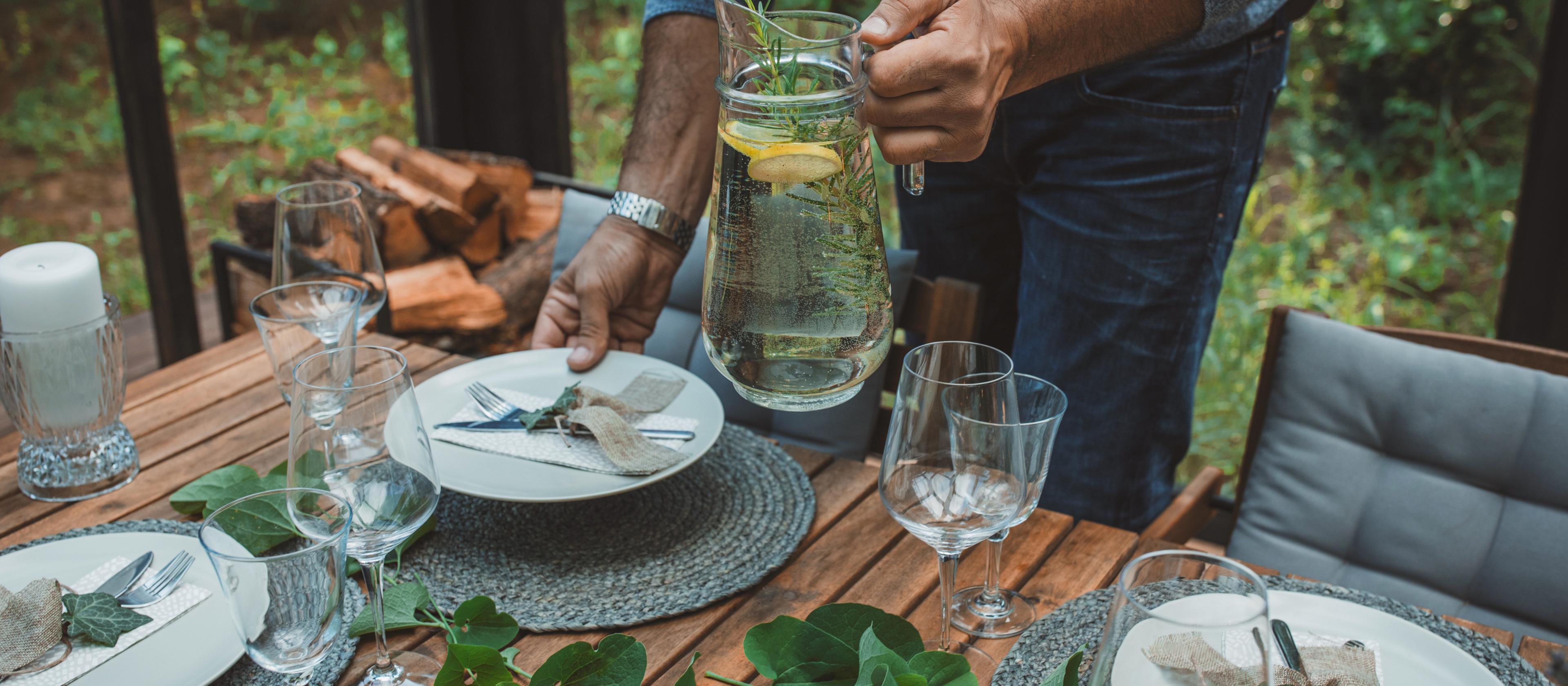 Une table à manger est dressée afin de reproduire l’inspiration du thème d’invitation Lincoln Black Label.
