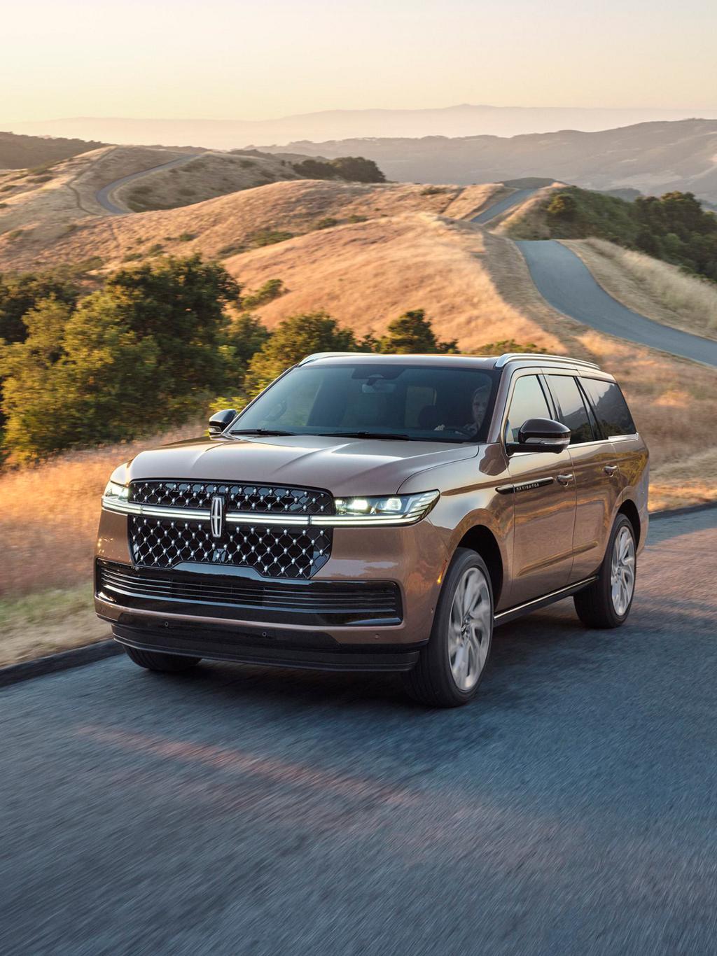 Le Lincoln Navigator Black Label roulant sur une route.