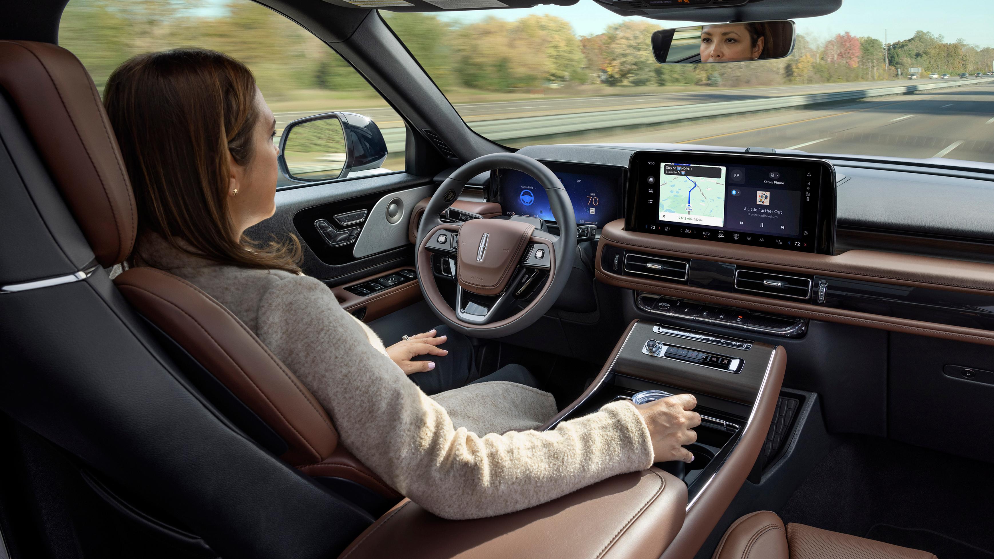 Le conducteur d’un Lincoln Aviator® 2027 utilise Lincoln BlueCruise
