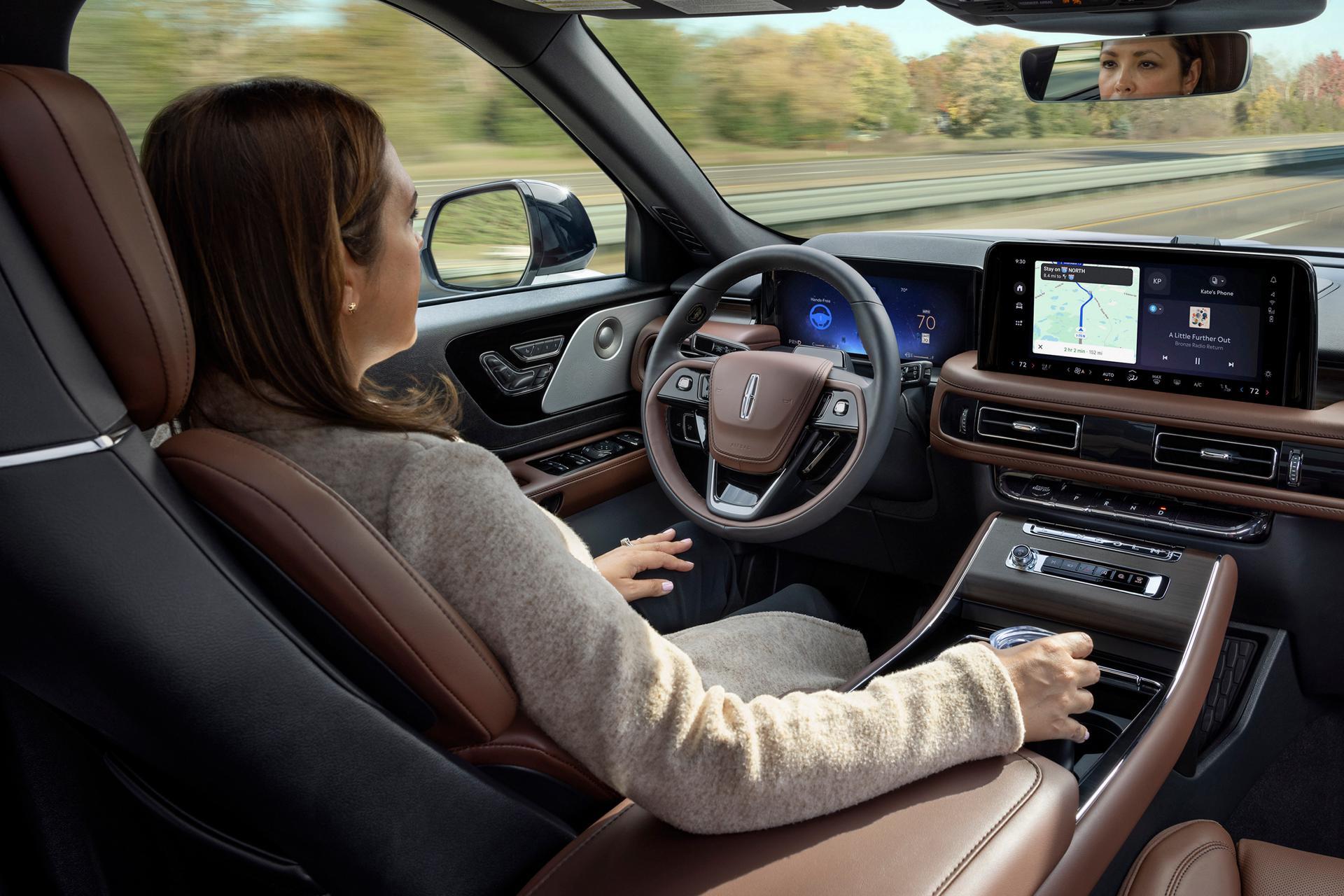 Un conducteur d’un Lincoln Aviator® 2027 profite en toute sécurité de la conduite mains libres sur autoroute