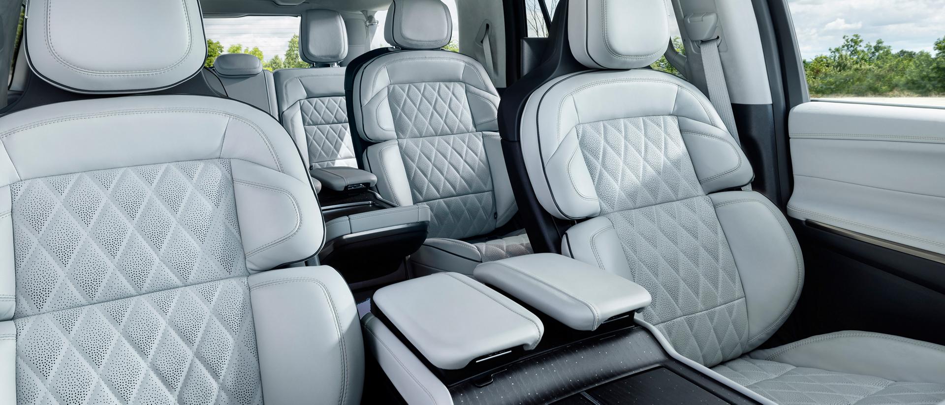 Les sièges avant Position parfaite d’un VUS Lincoln Black Label Navigator® 2026 dans la thématique Atmospheric