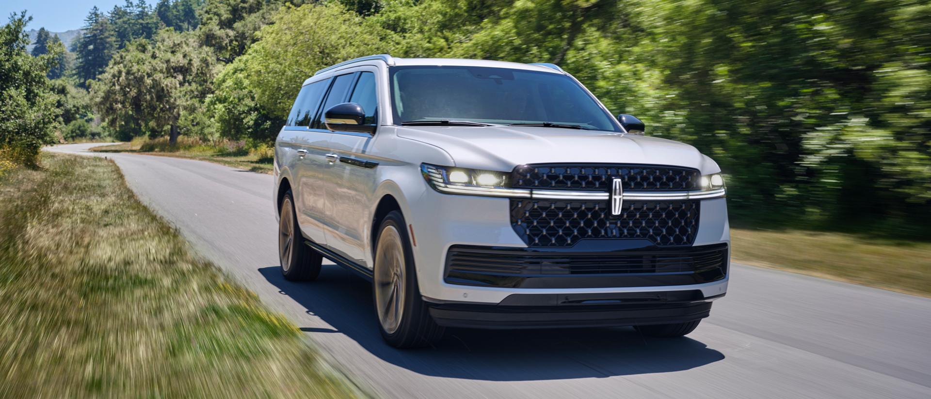Un VUS Lincoln Navigator® 2026 circulant sur une route de campagne