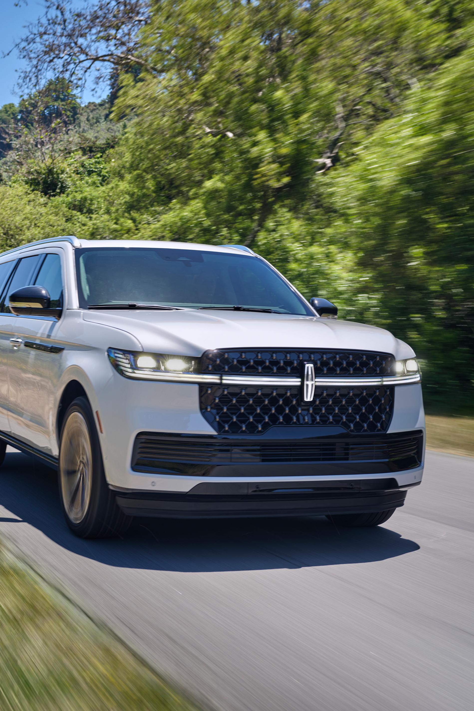 Un VUS Lincoln Navigator® 2026 circulant sur une route de campagne