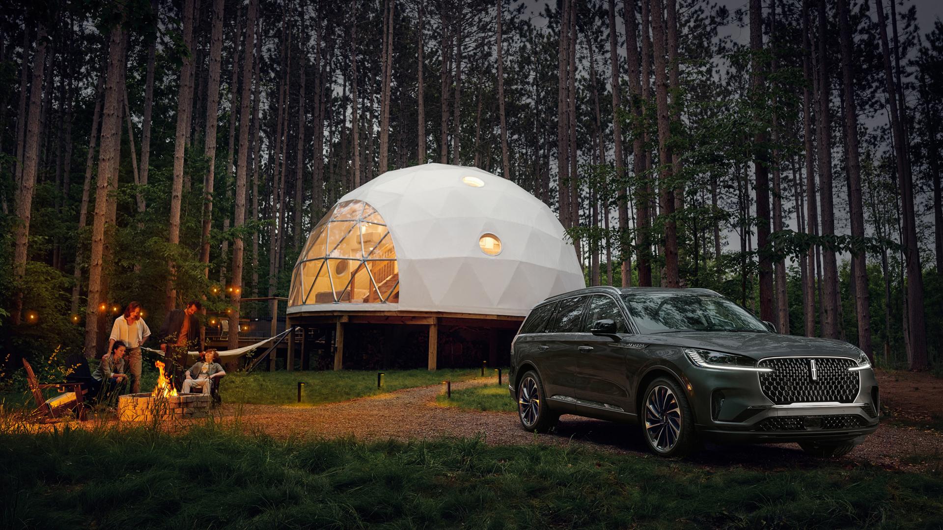 Une famille se détend le soir dans un camping luxueux