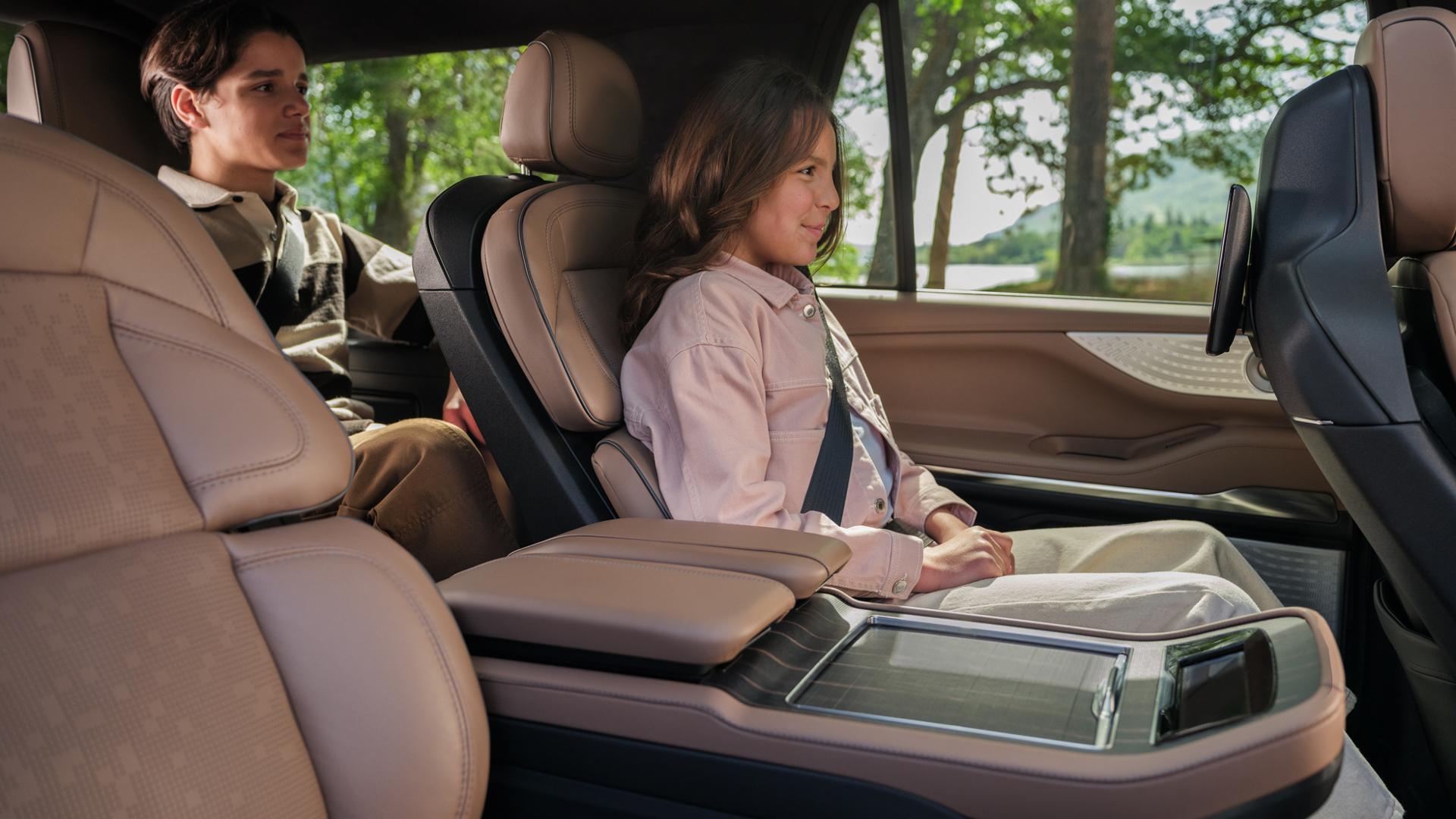 Frères et sœurs assis dans les deuxième et troisième rangées d’un Lincoln Black Label Navigator® 2026
