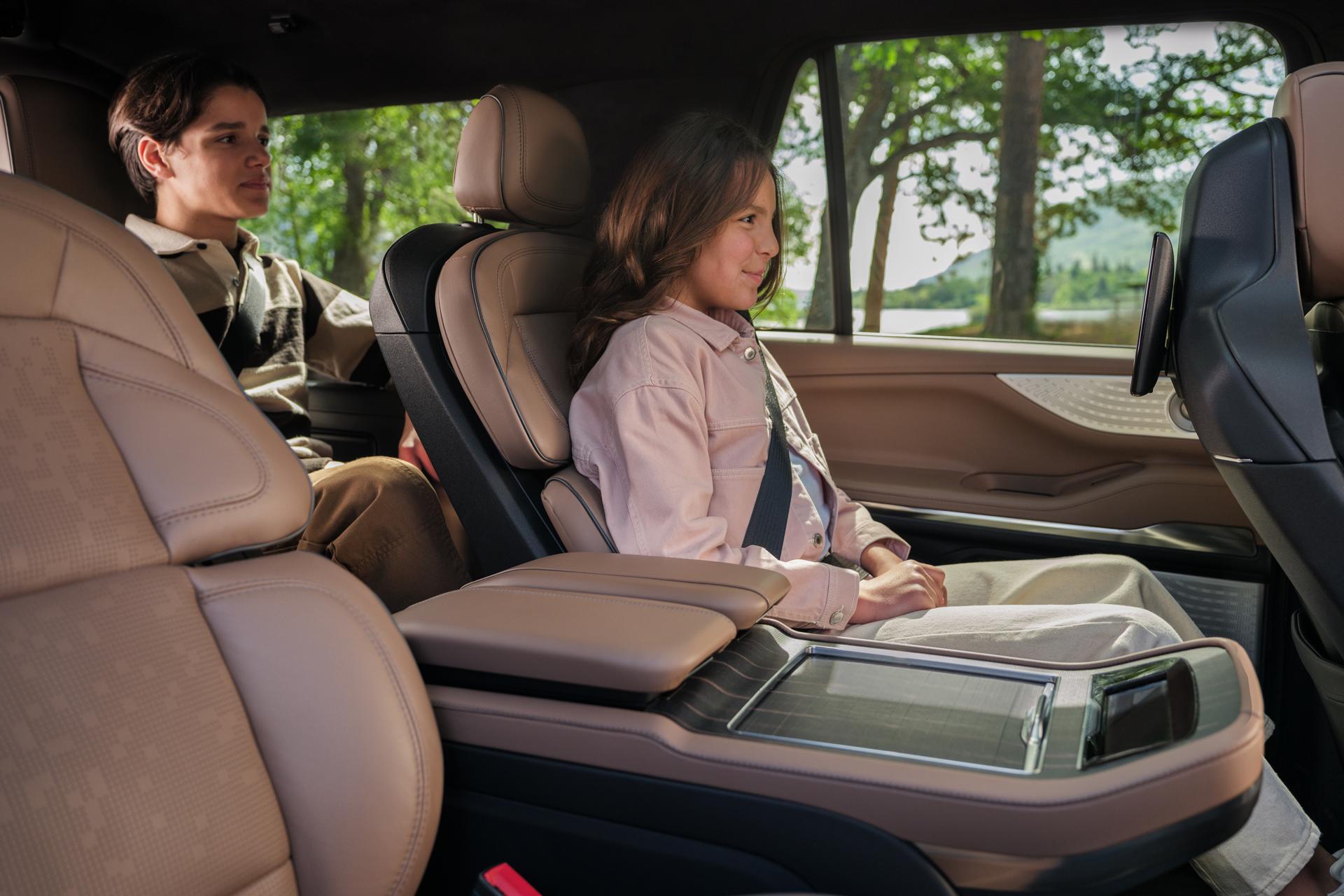 Frères et sœurs assis dans les deuxième et troisième rangées d’un Lincoln Black Label Navigator® 2026