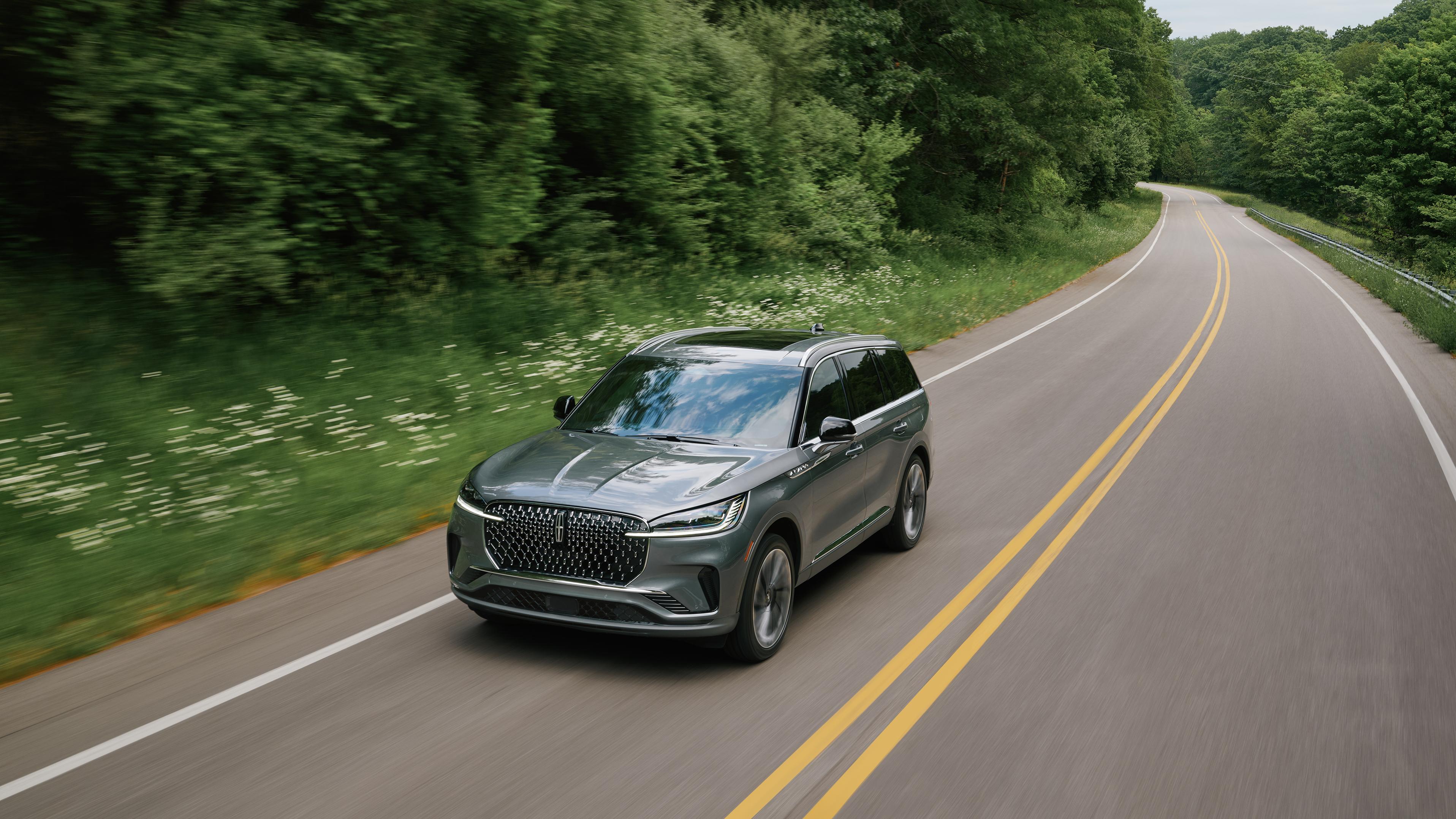 UN Lincoln Aviator 2026 roule sur une route de campagne