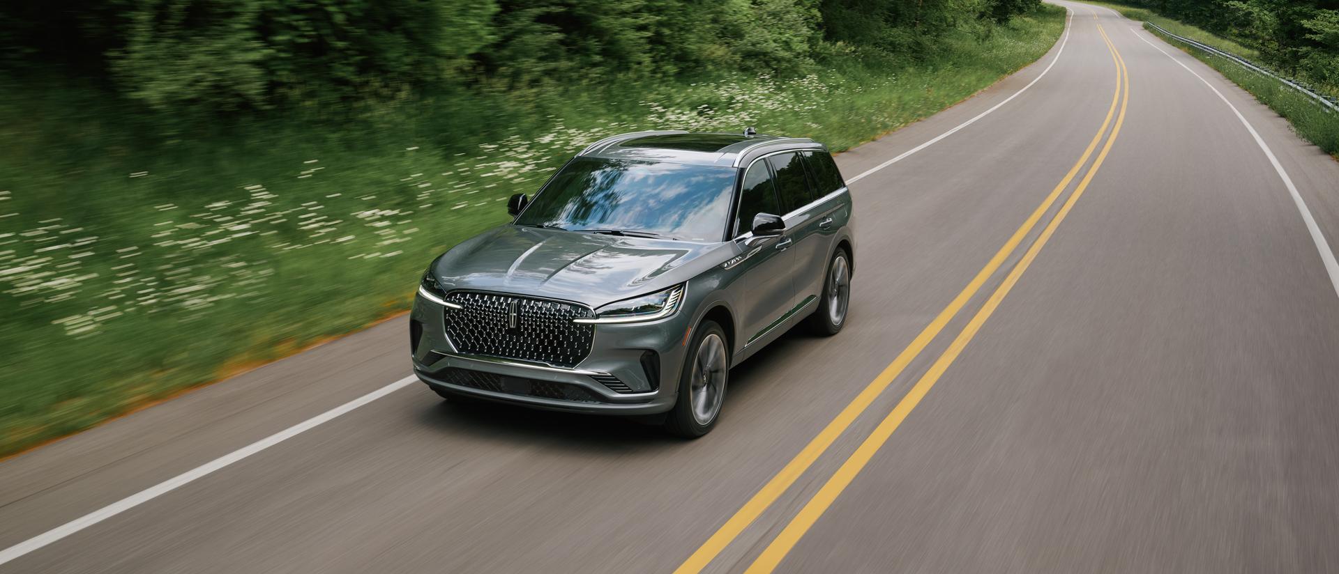 Un VUS Lincoln Aviator® 2027 circulant sur une route de campagne