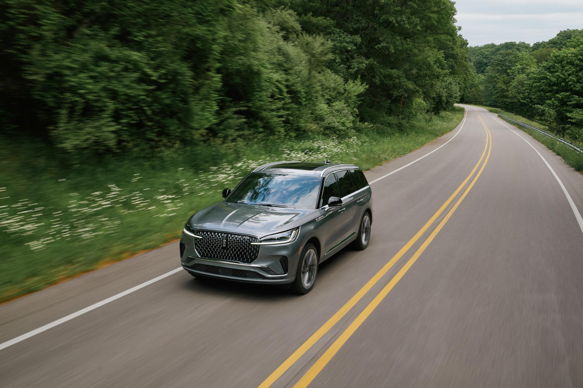 Un VUS Lincoln Aviator® 2027 circulant sur une route de campagne