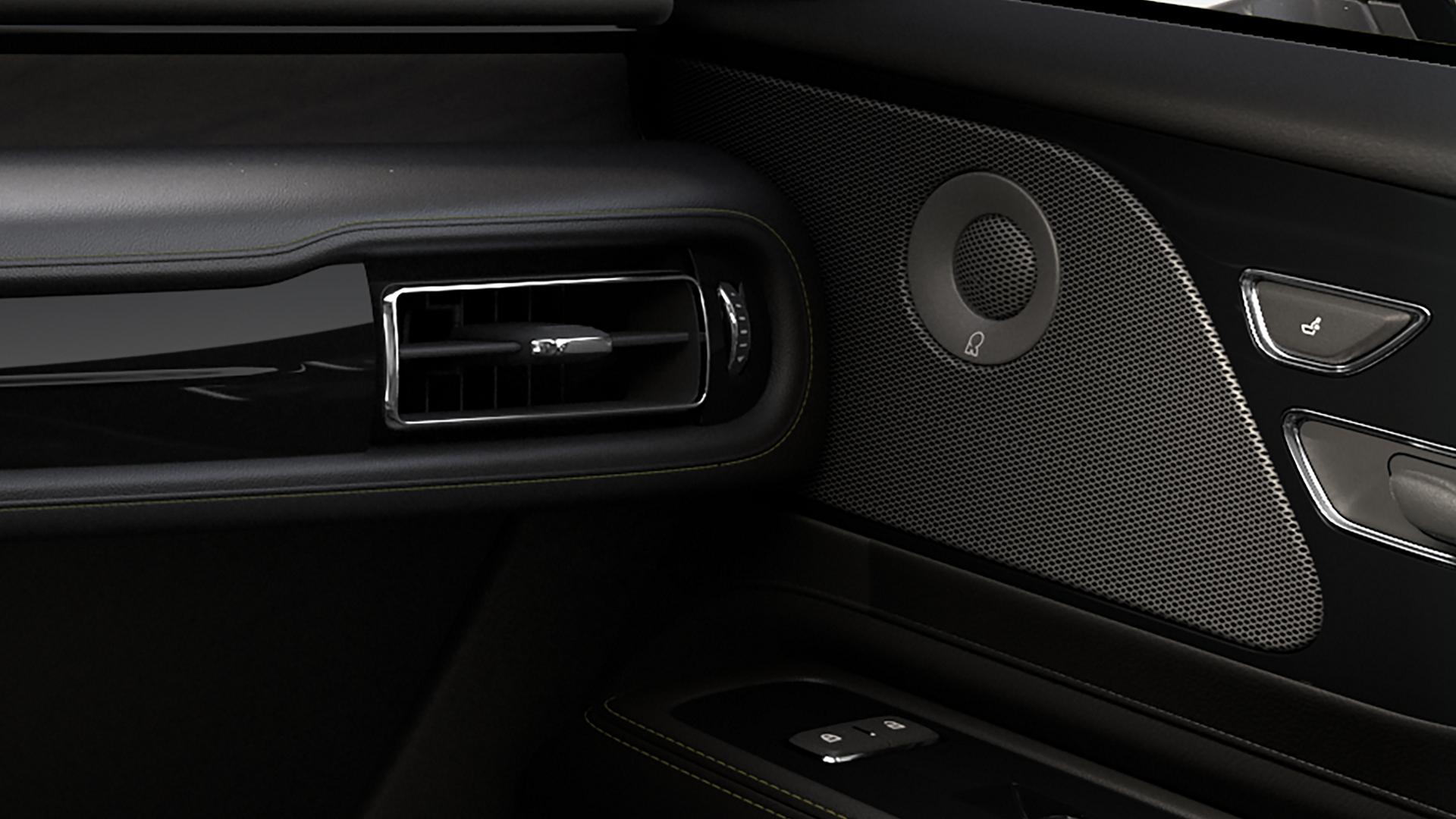 Un haut-parleur du système audio intégré à la portière avant du passager d’un Lincoln Aviator® 2027