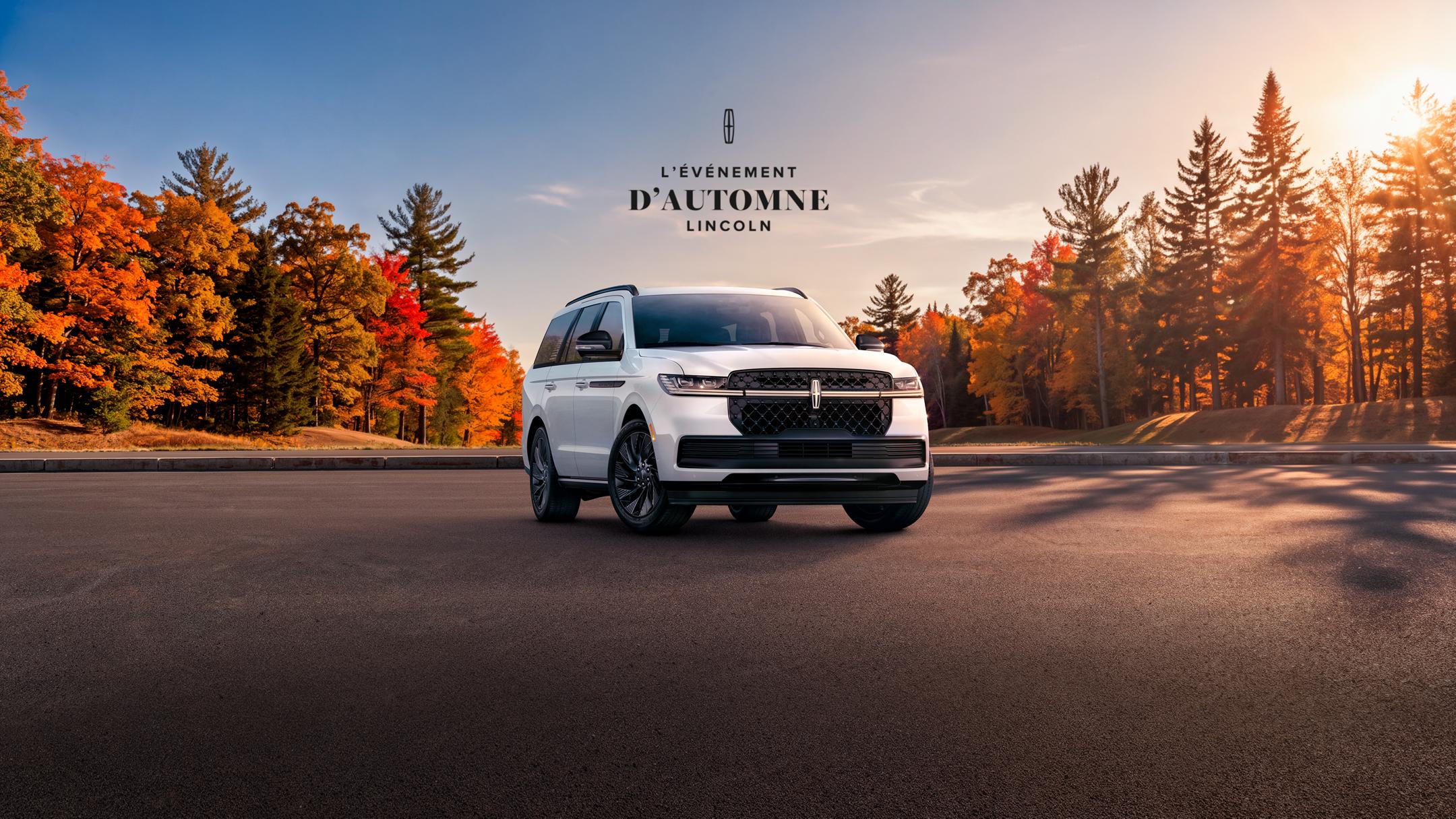 L’Événement d’automne Lincoln. Un Lincoln Navigator avec une forêt en arrière-plan.