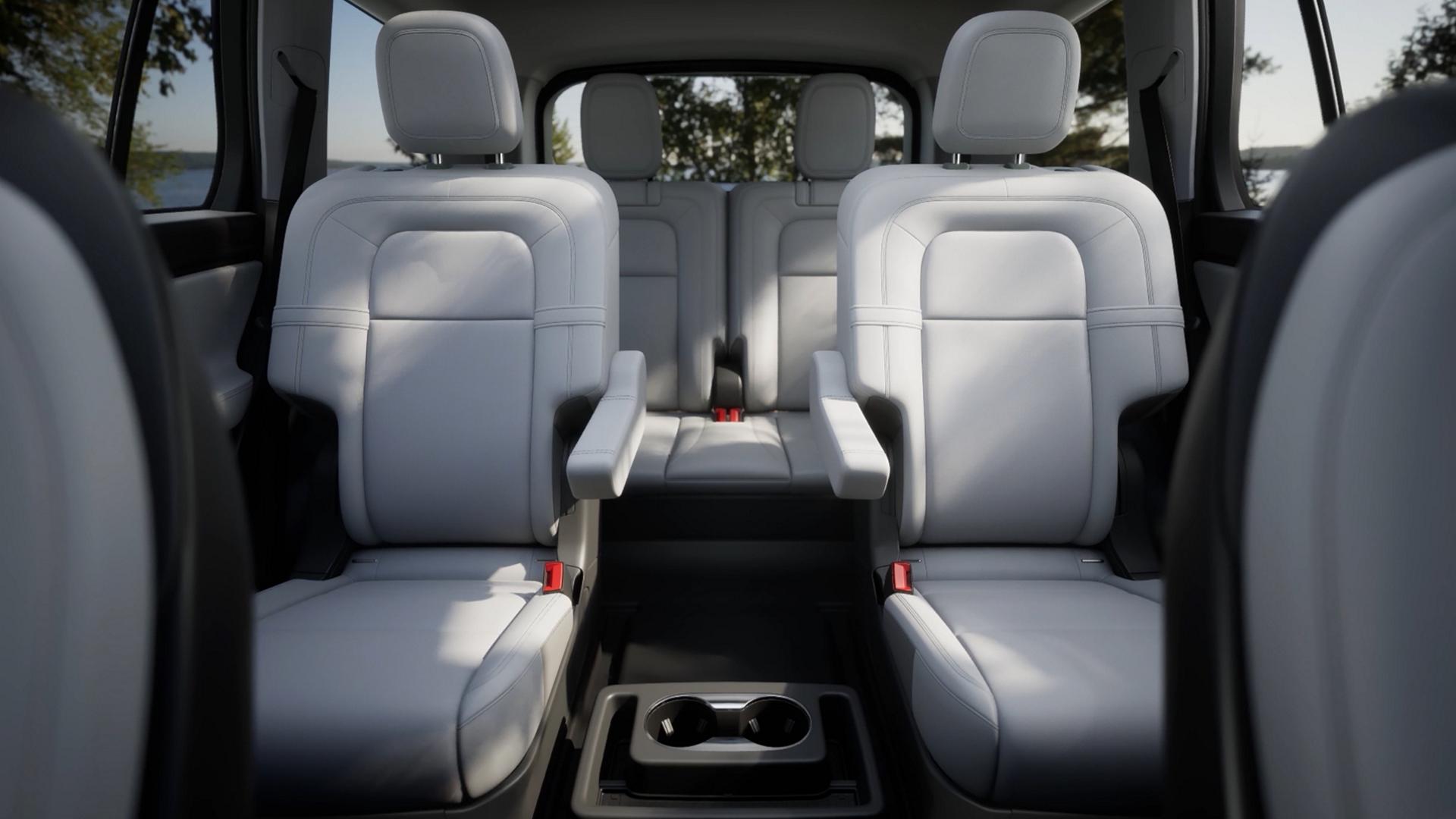 Les sièges capitaine de deuxième rangée d’un Lincoln Aviator® 2027 avec chauffage offert en option