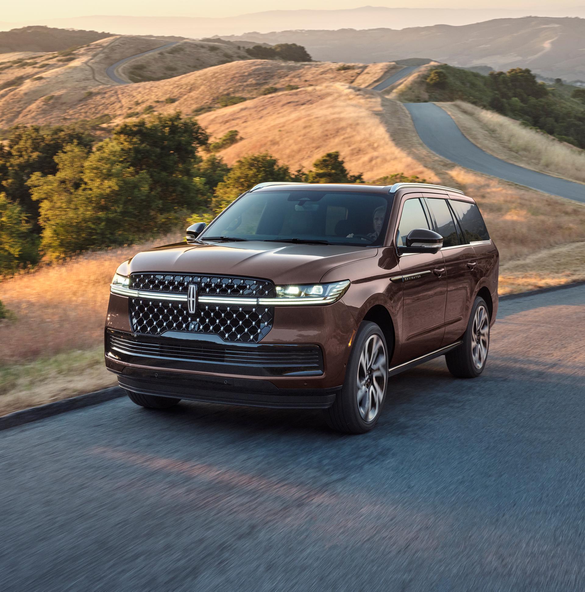 Un VUS Lincoln Navigator® Black Label™ 2027 est conduit sur une route de campagne
