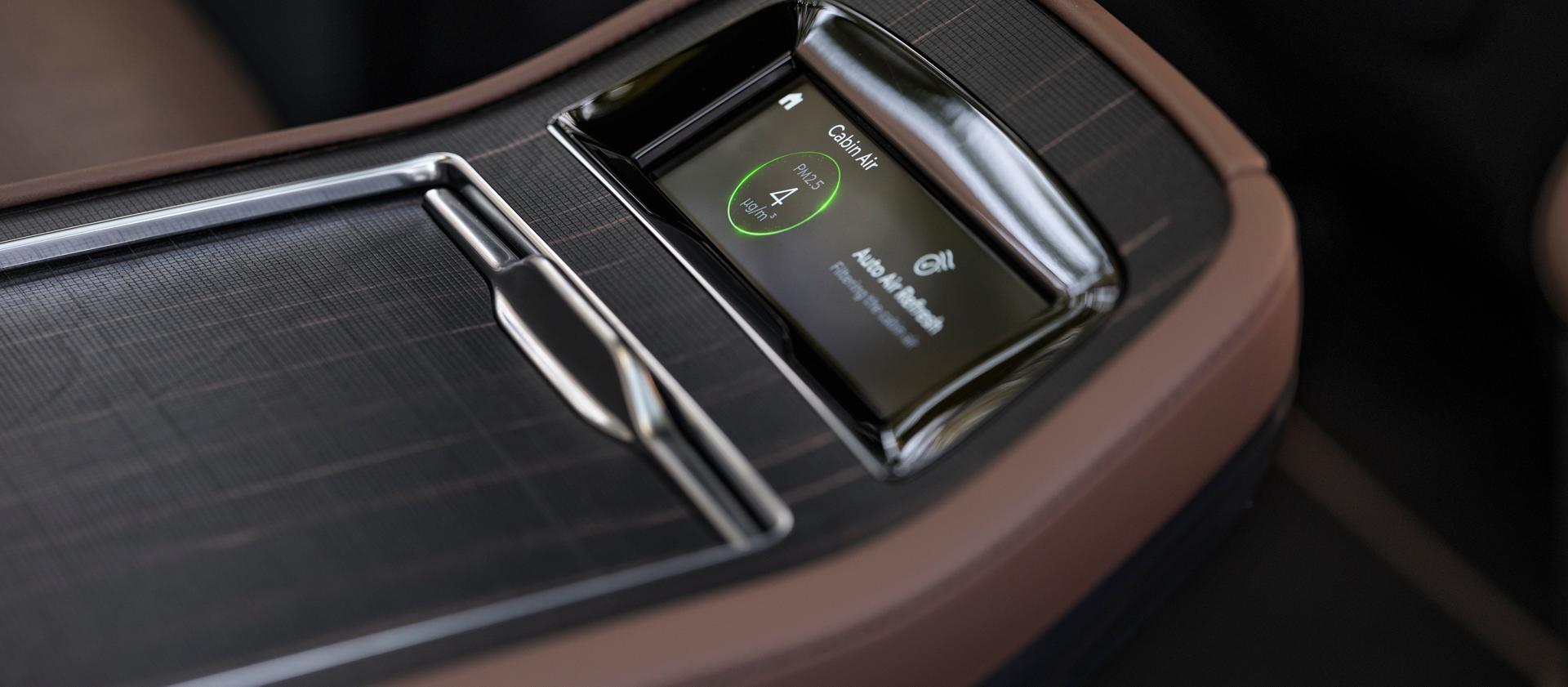 Les appliques en bois véritable Horizon grillagé se retrouvent également sur les commandes de la deuxième rangée du VUS Lincoln Black Label Navigator® 2026
