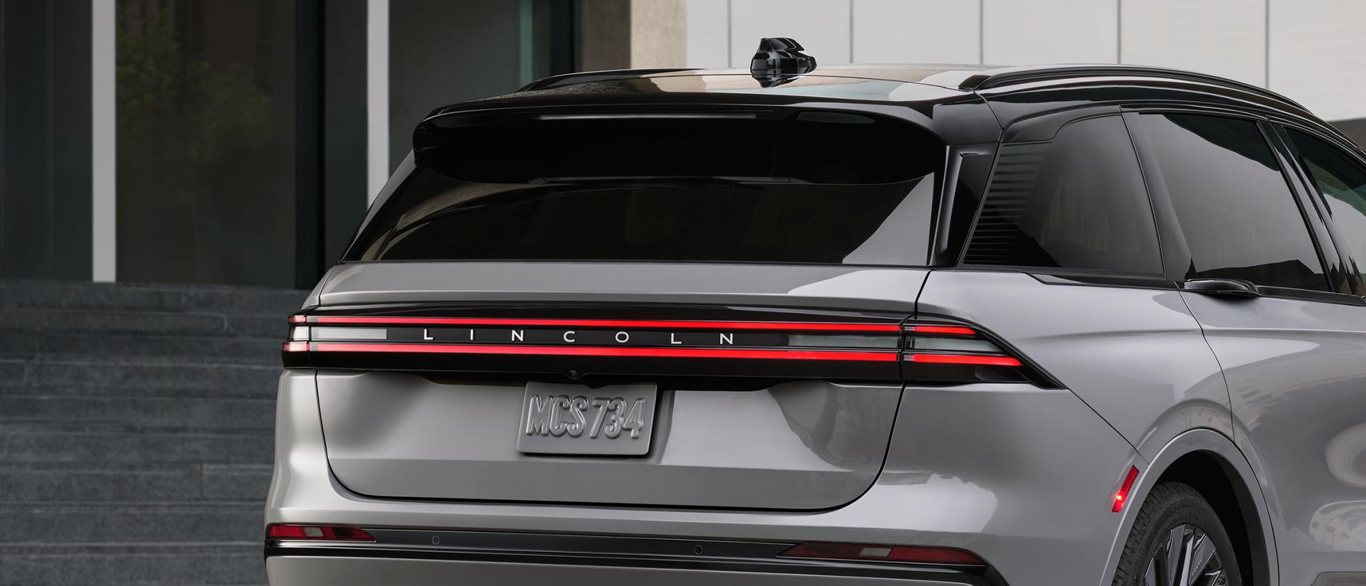 L’extérieur arrière astucieusement conçu du VUS Lincoln Nautilus 2027 comprend des feux arrière, un carénage arrière et un hayon mis à jour