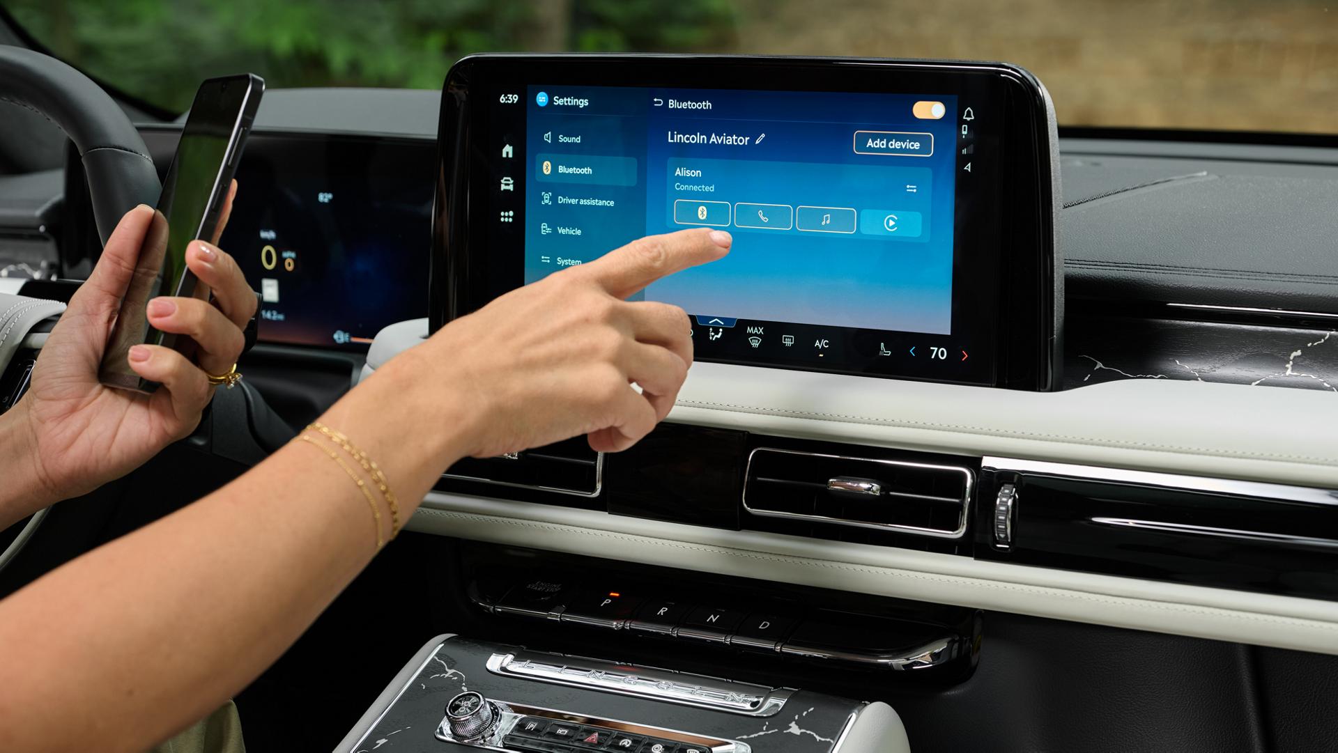 Le conducteur d’un Lincoln Aviator® 2027 configure le point d'accès sans fil® à l’aide de l’écran central