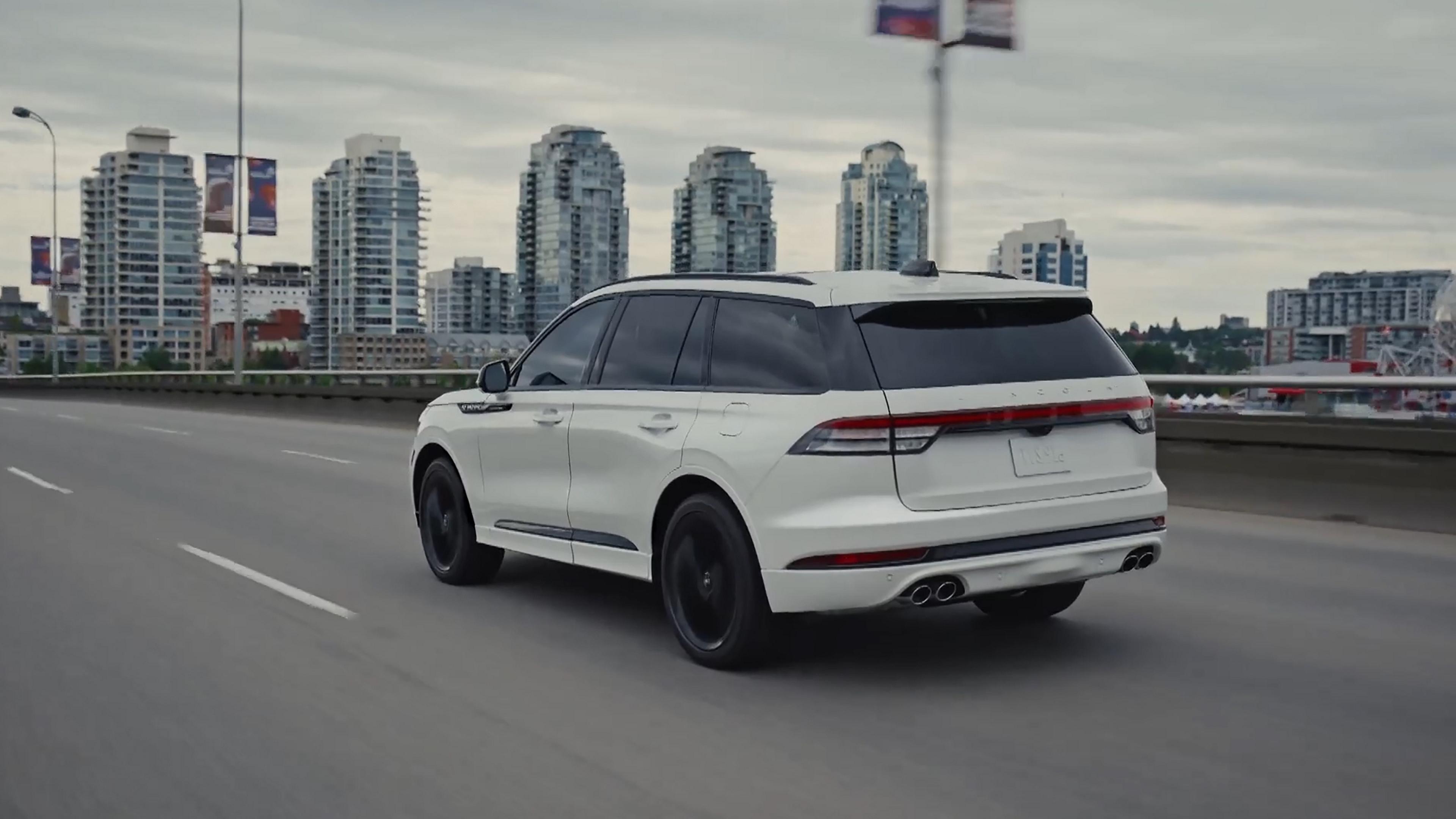 Un Lincoln Aviator® 2027 roulant dans un environnement urbain