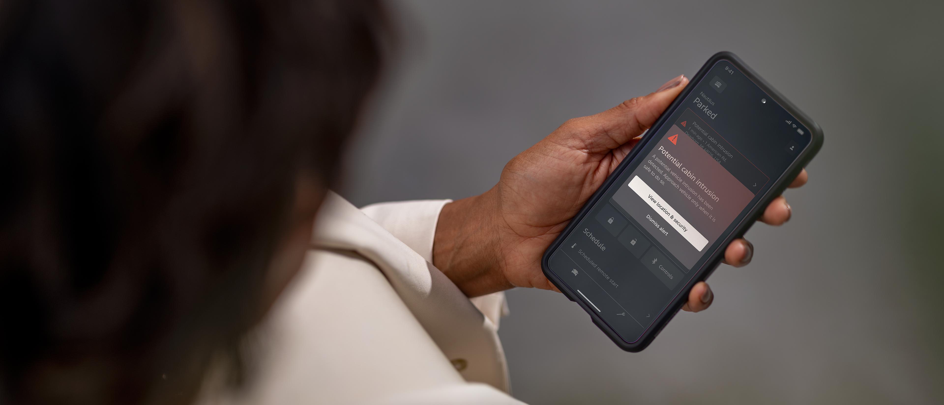 Une personne accède aux fonctions de sécurité dans l’application pour téléphone intelligent