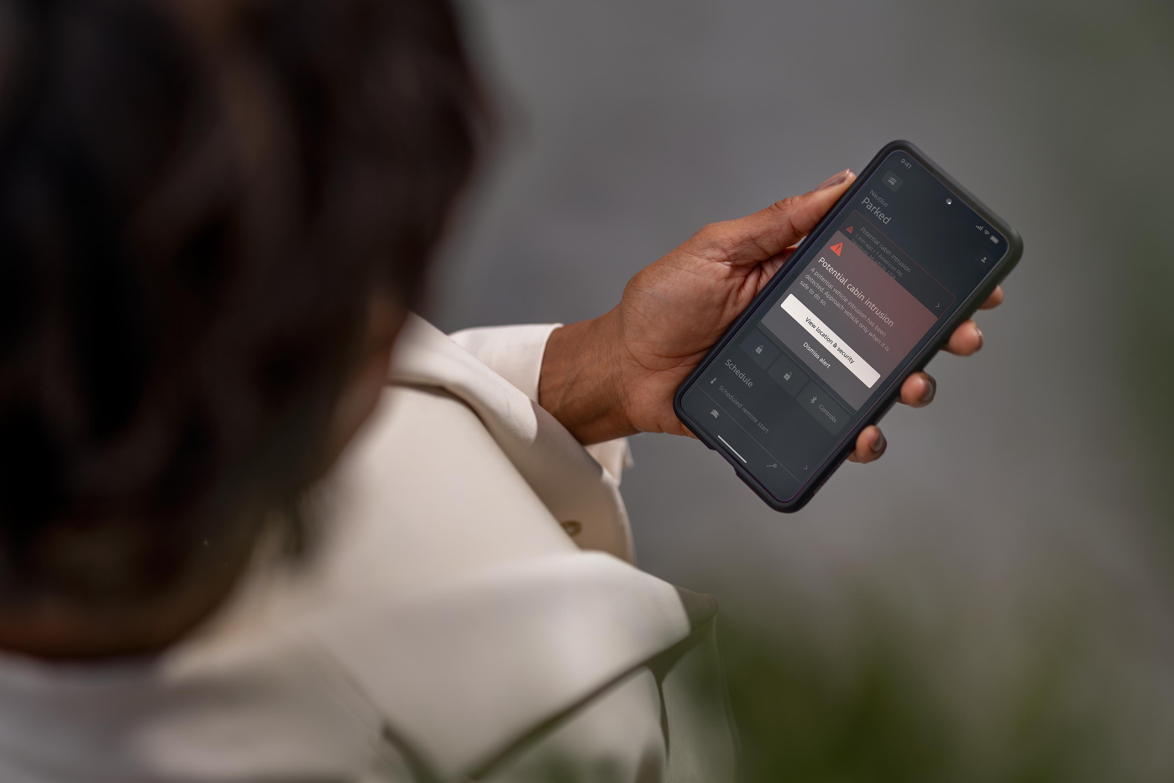 Une personne accède aux fonctions de sécurité dans l’application pour téléphone intelligent
